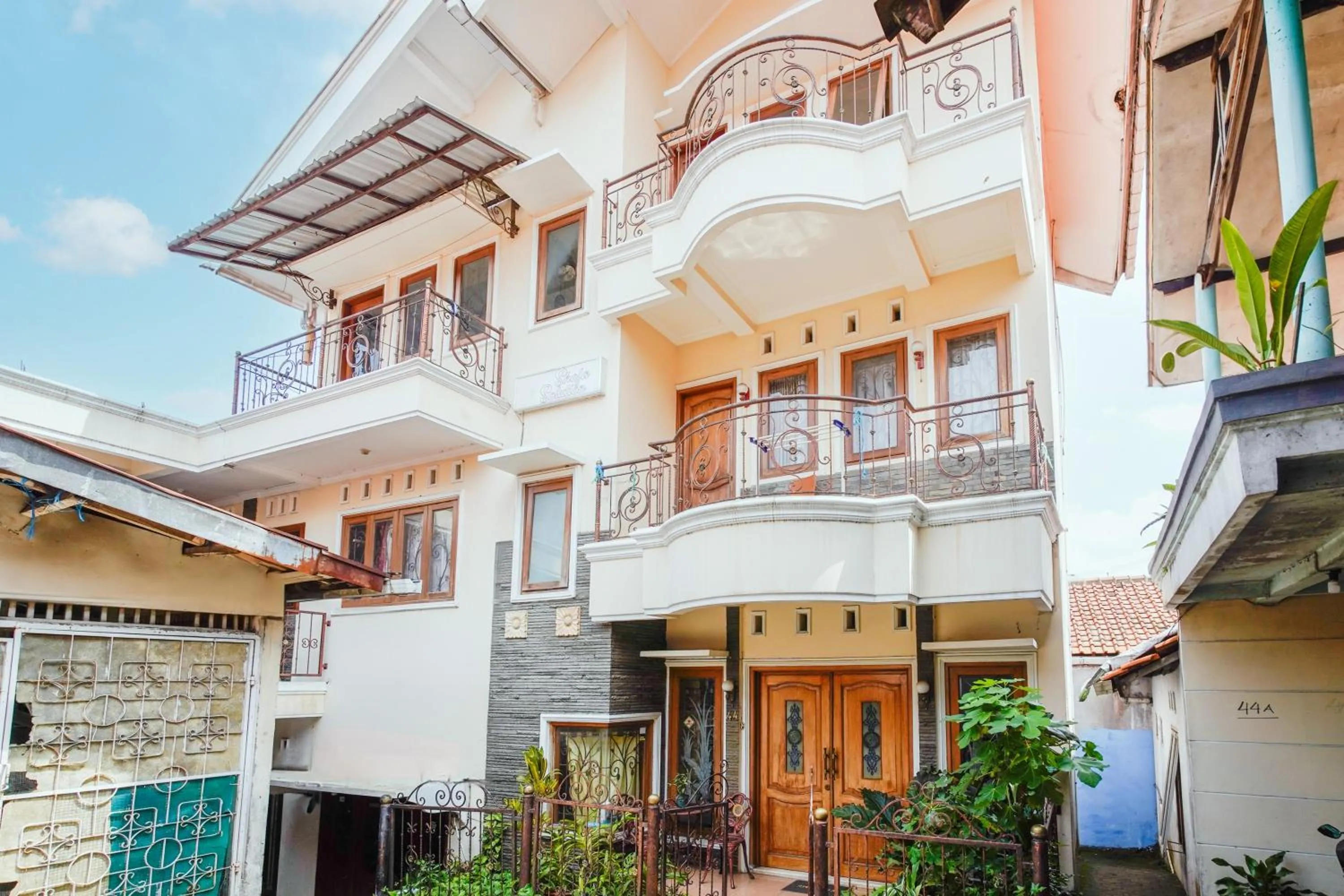 Facade/entrance in OYO 94118 Homestayque Syariah