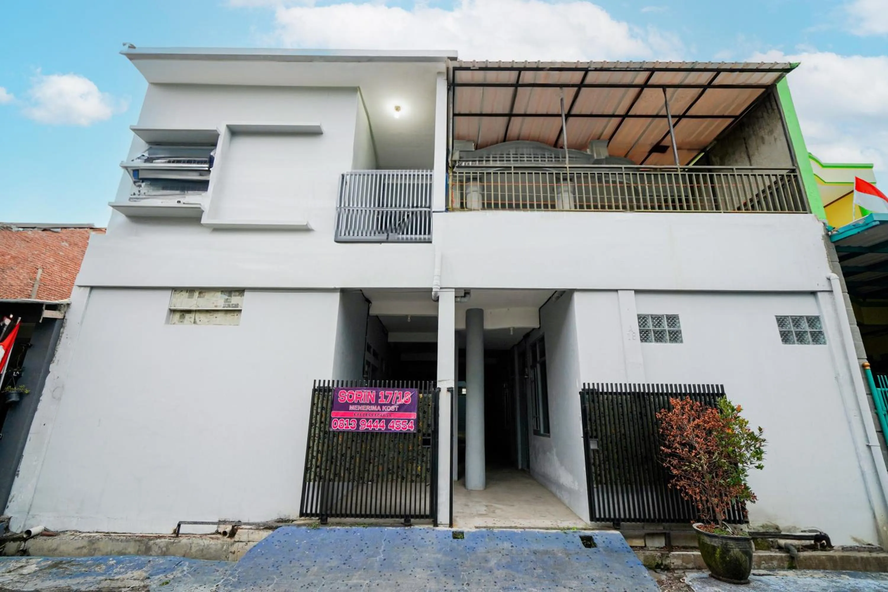 Facade/entrance in Hotel O Pdl Guest House Syariah