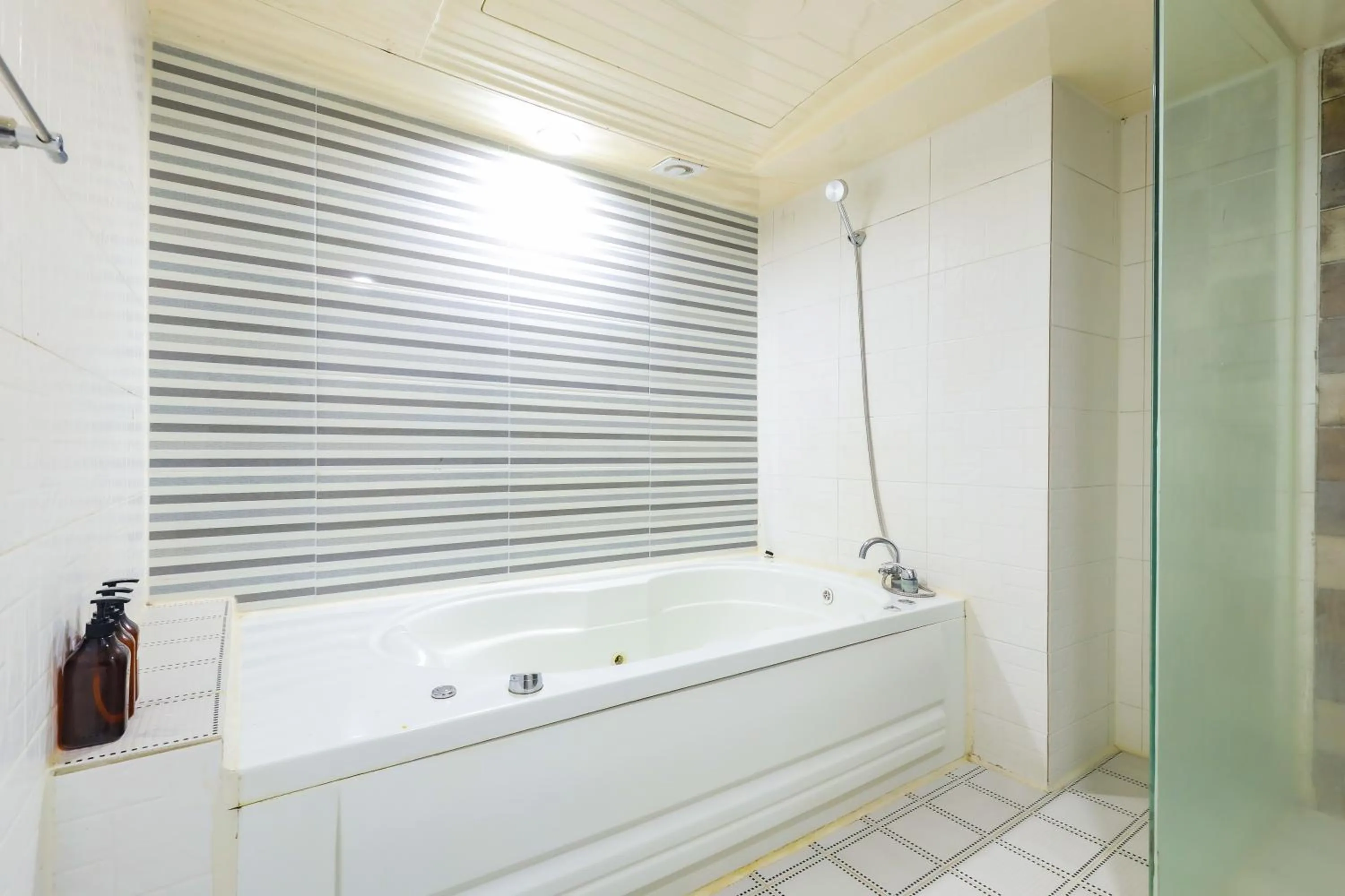 Shower in FromH J Hotel Osan