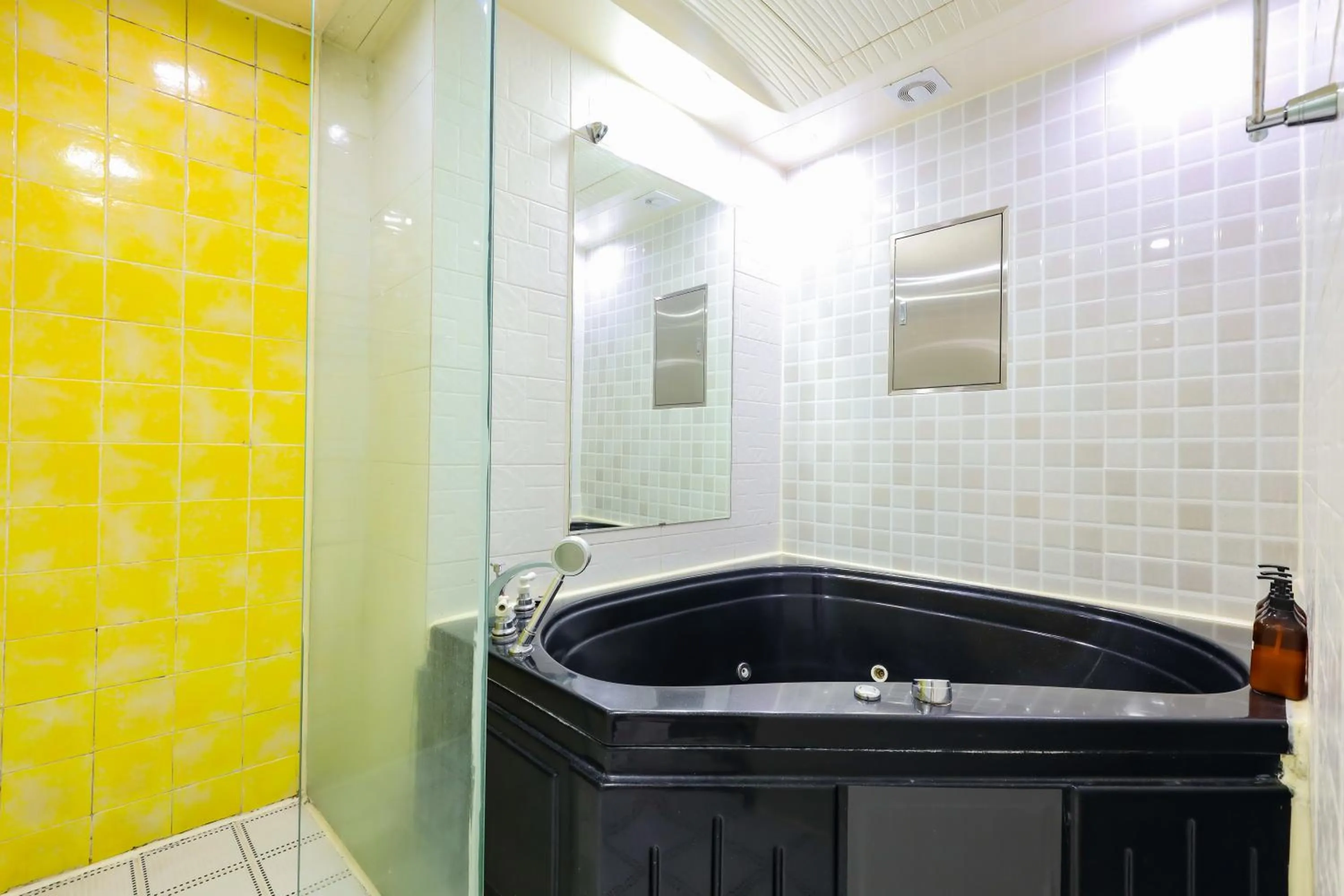 Shower in FromH J Hotel Osan