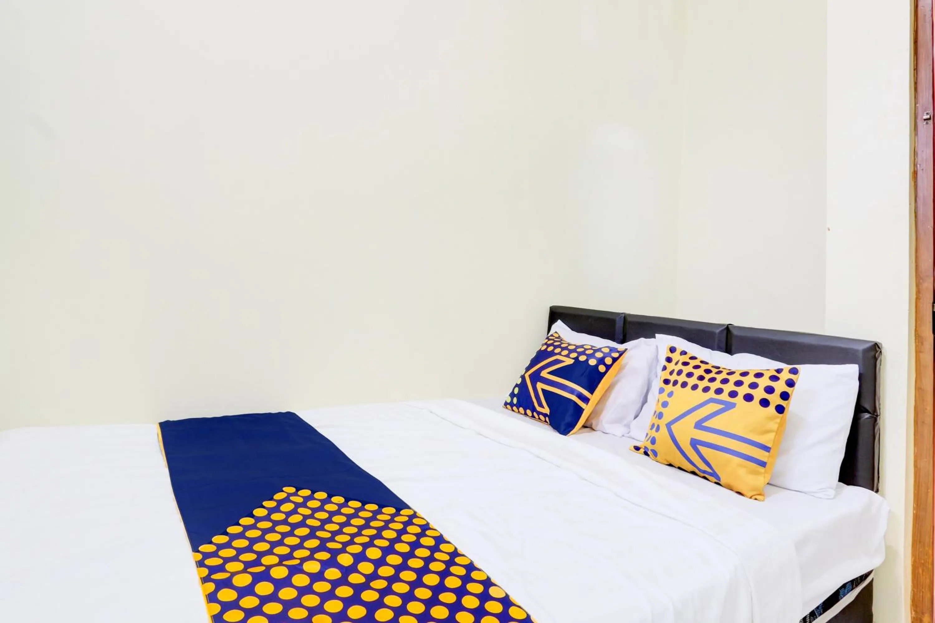 Bedroom, Bed in Hotel O Homestay Arva