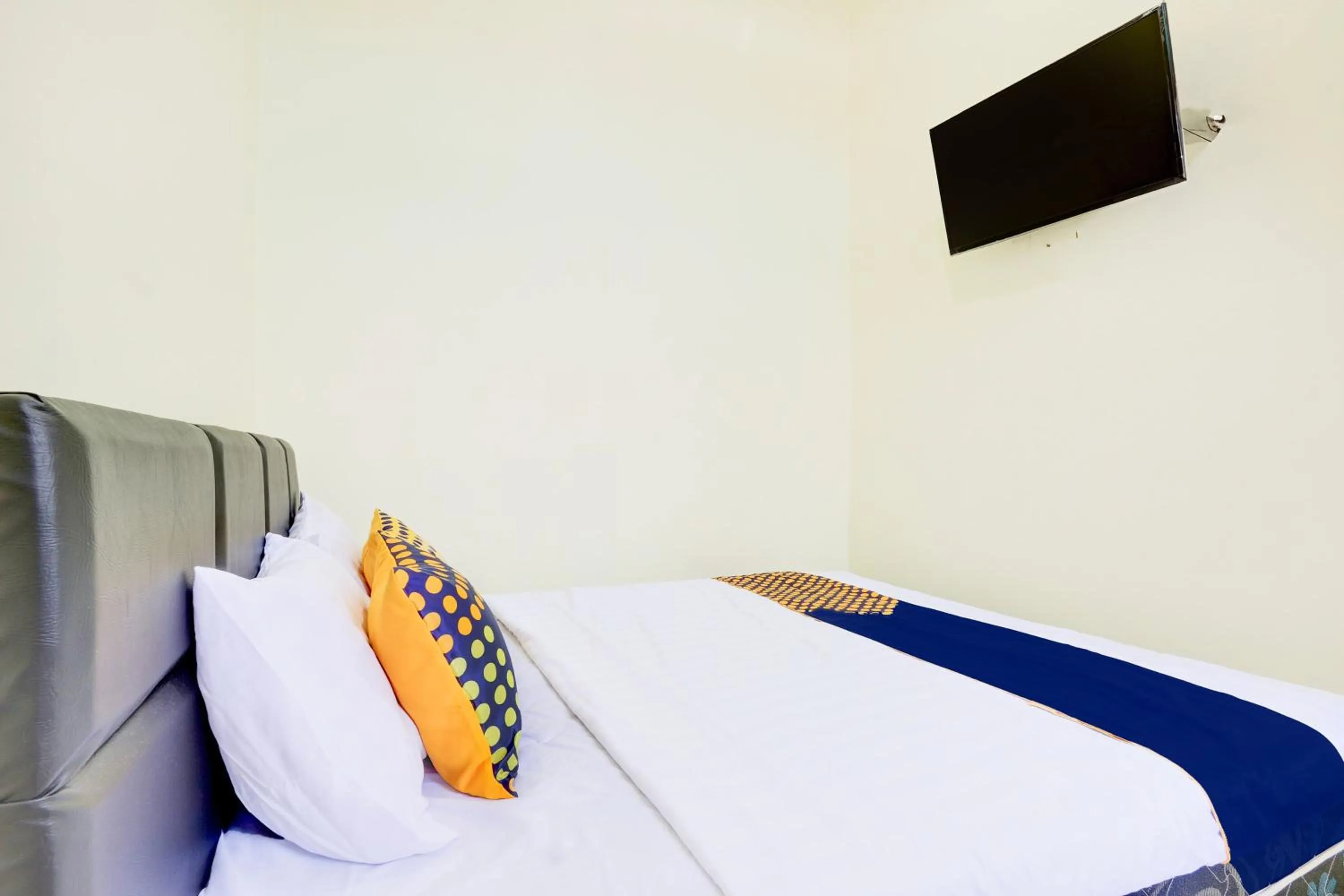 Bedroom, Bed in Hotel O Homestay Arva