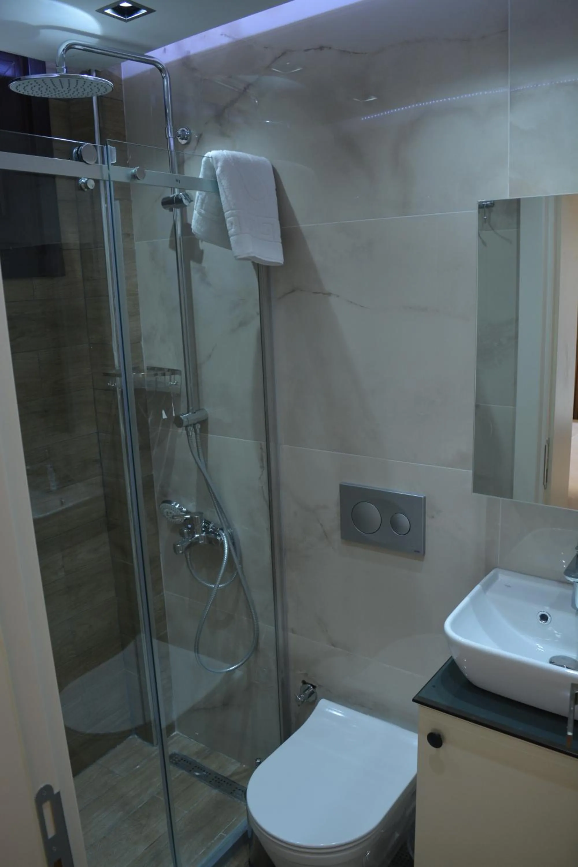 Shower in Garden Elisa Hotel