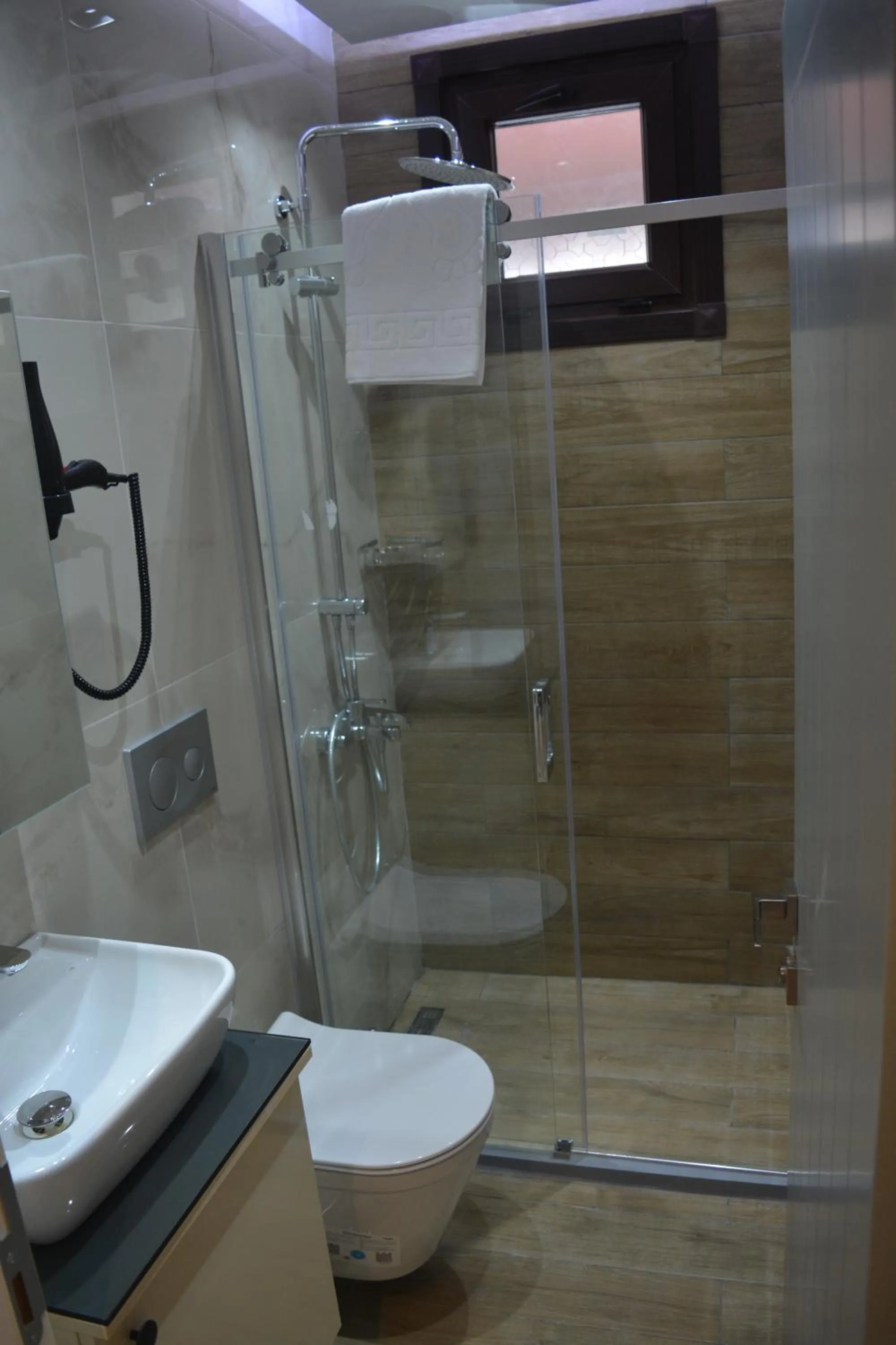Shower in Garden Elisa Hotel