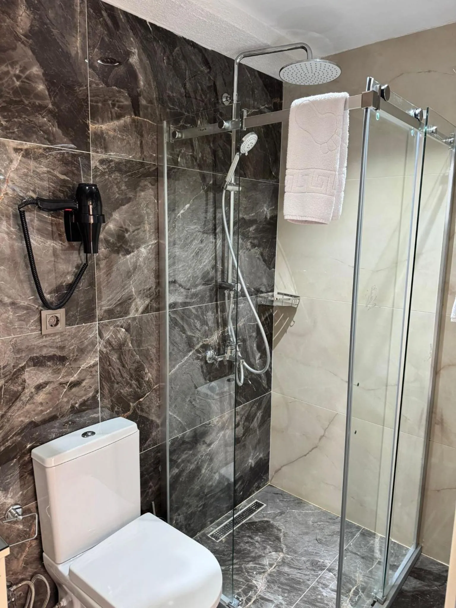 Shower in Garden Elisa Hotel