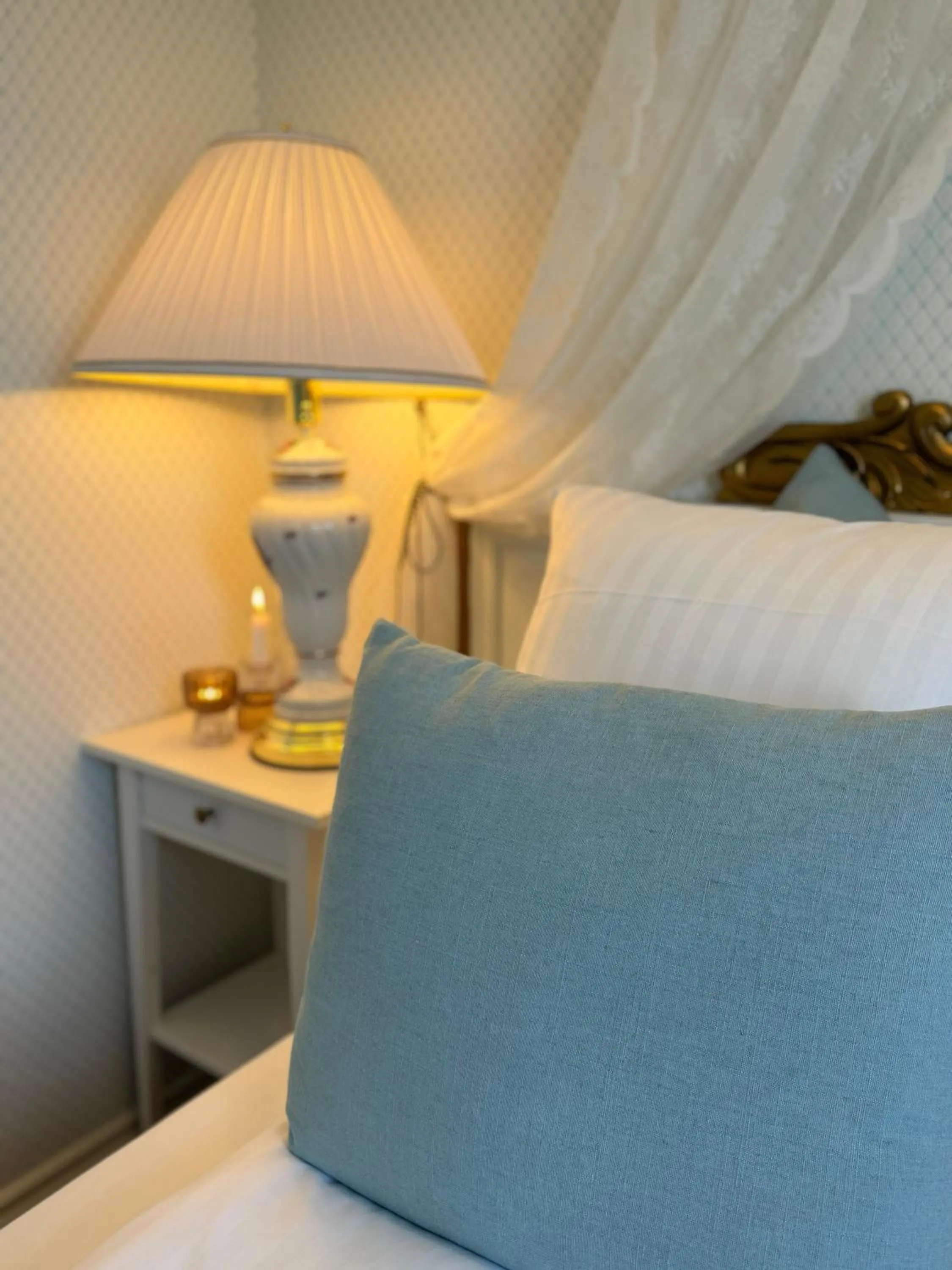 Bedroom, Bed in Rold Gl Kro