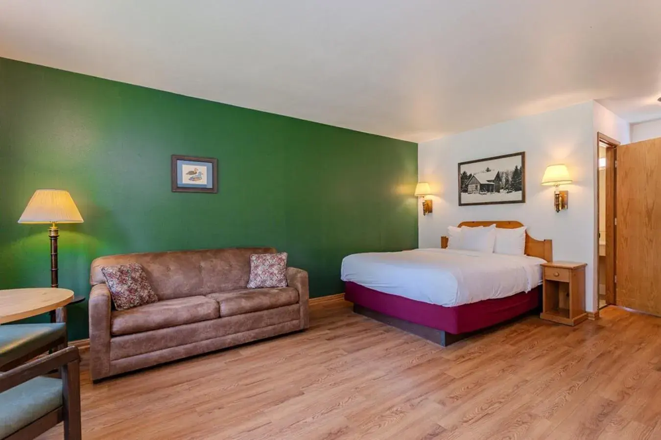 Queen Room - Lower in Holiday Acres Resort Queen Room - Lower in Holiday Acres Resort