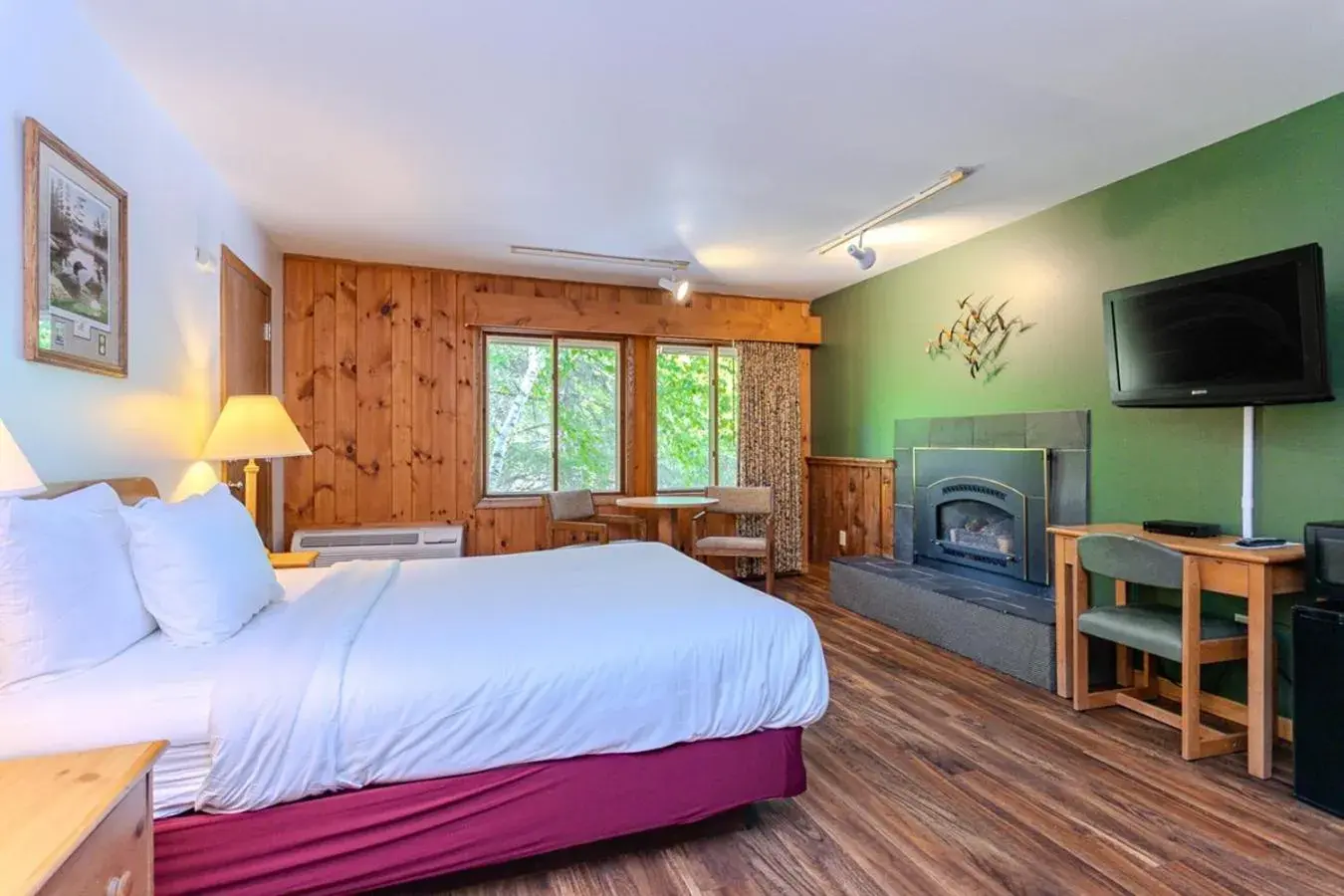 Deluxe Queen Room with Fireplace in Holiday Acres Resort Deluxe Queen Room with Fireplace in Holiday Acres Resort