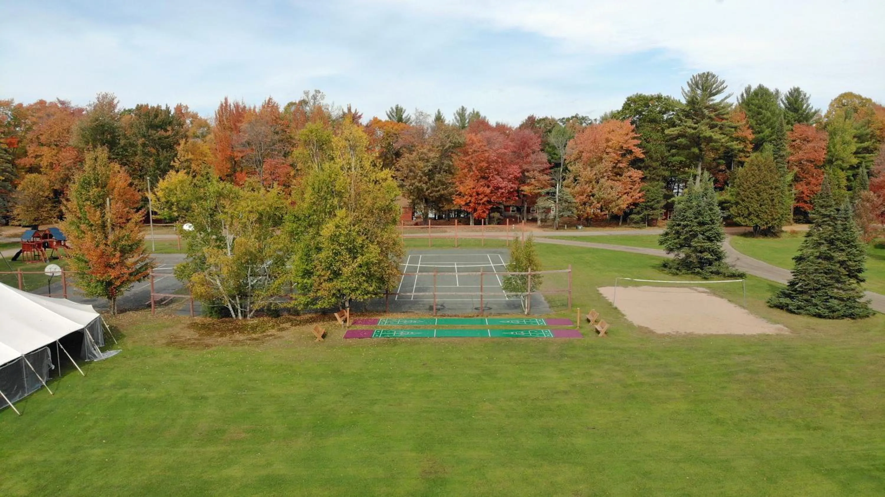 Tennis court in Holiday Acres Resort