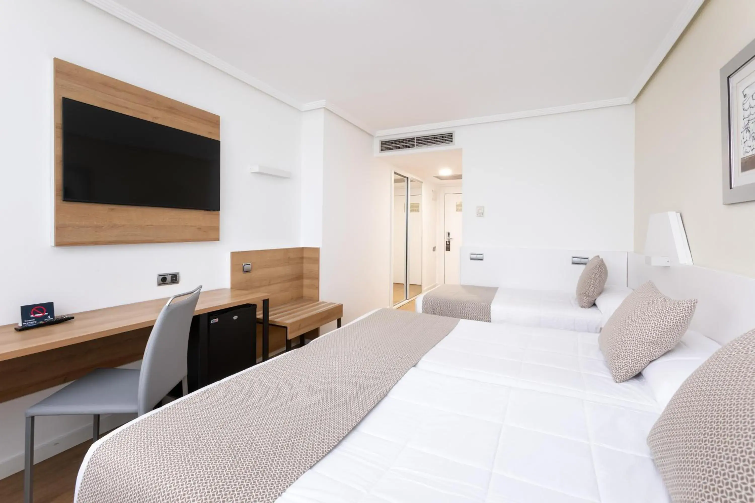 URBAN TRIPLE Room in Alexandre FrontAir Congress URBAN TRIPLE Room in Alexandre FrontAir Congress