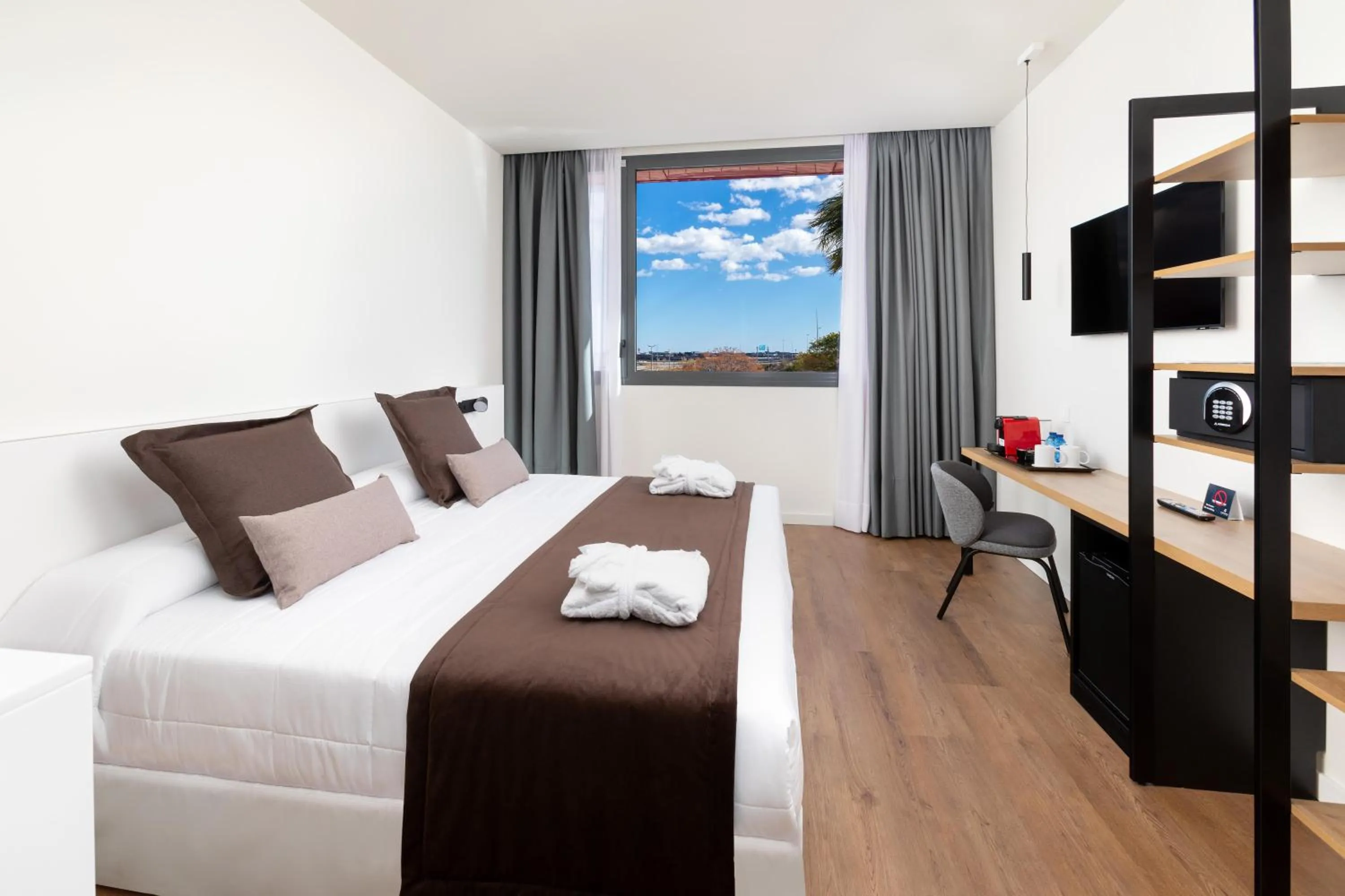 Photo of the whole room, Bed in Alexandre FrontAir Congress