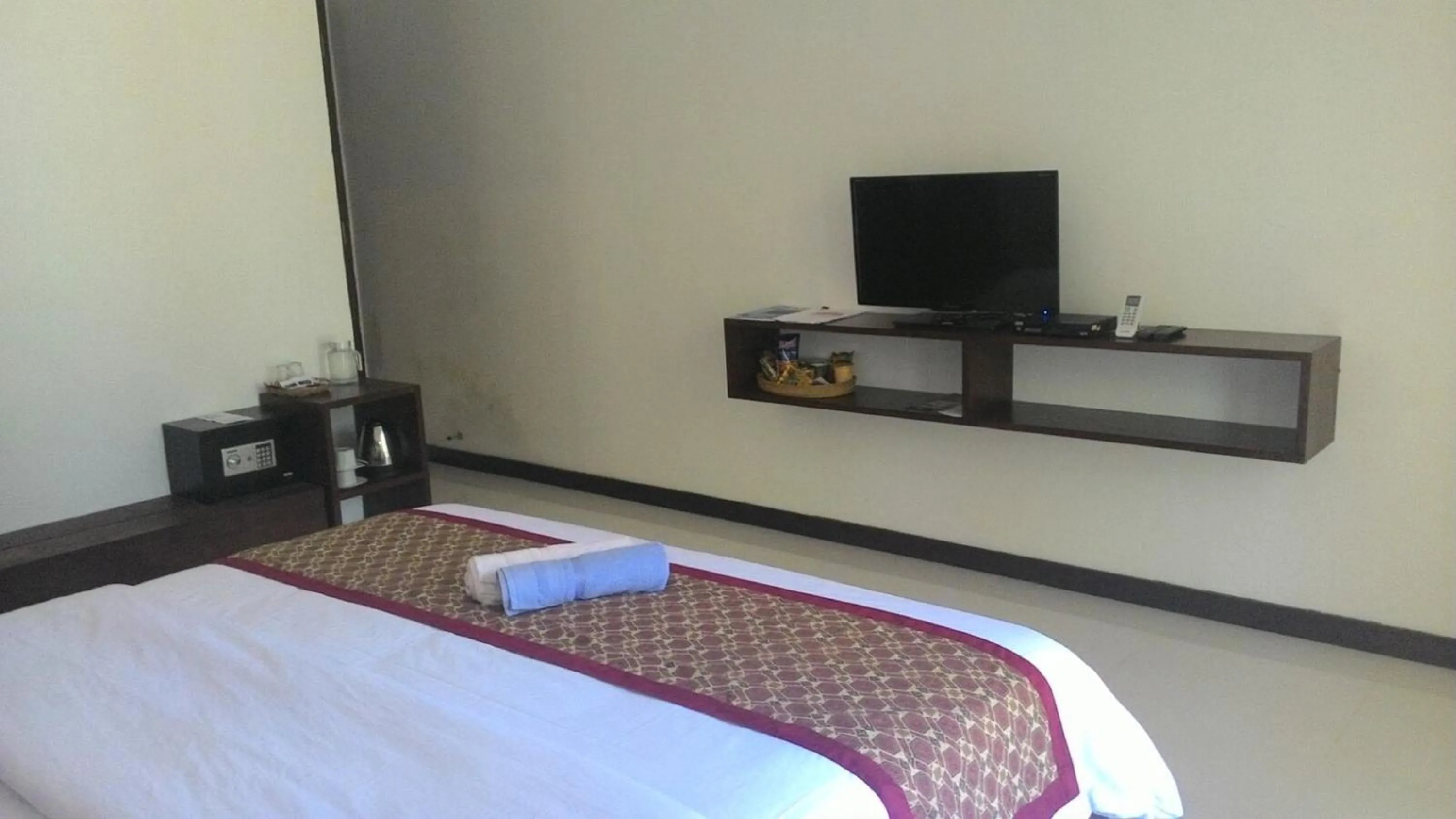 TV and multimedia, Bed in Alam Mimpi Hotel
