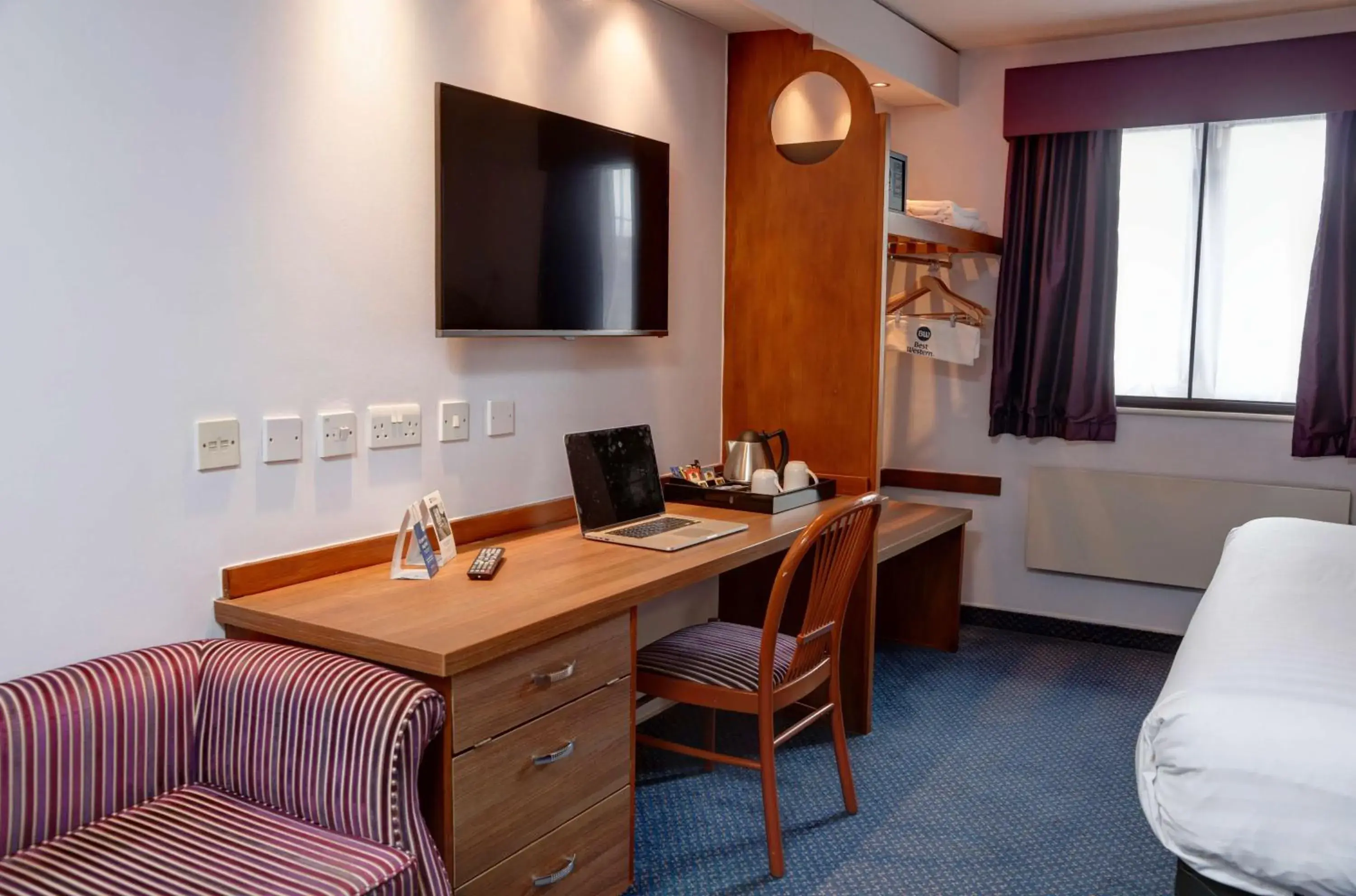 Photo of the whole room, TV/Entertainment Center in Best Western Nottingham Derby