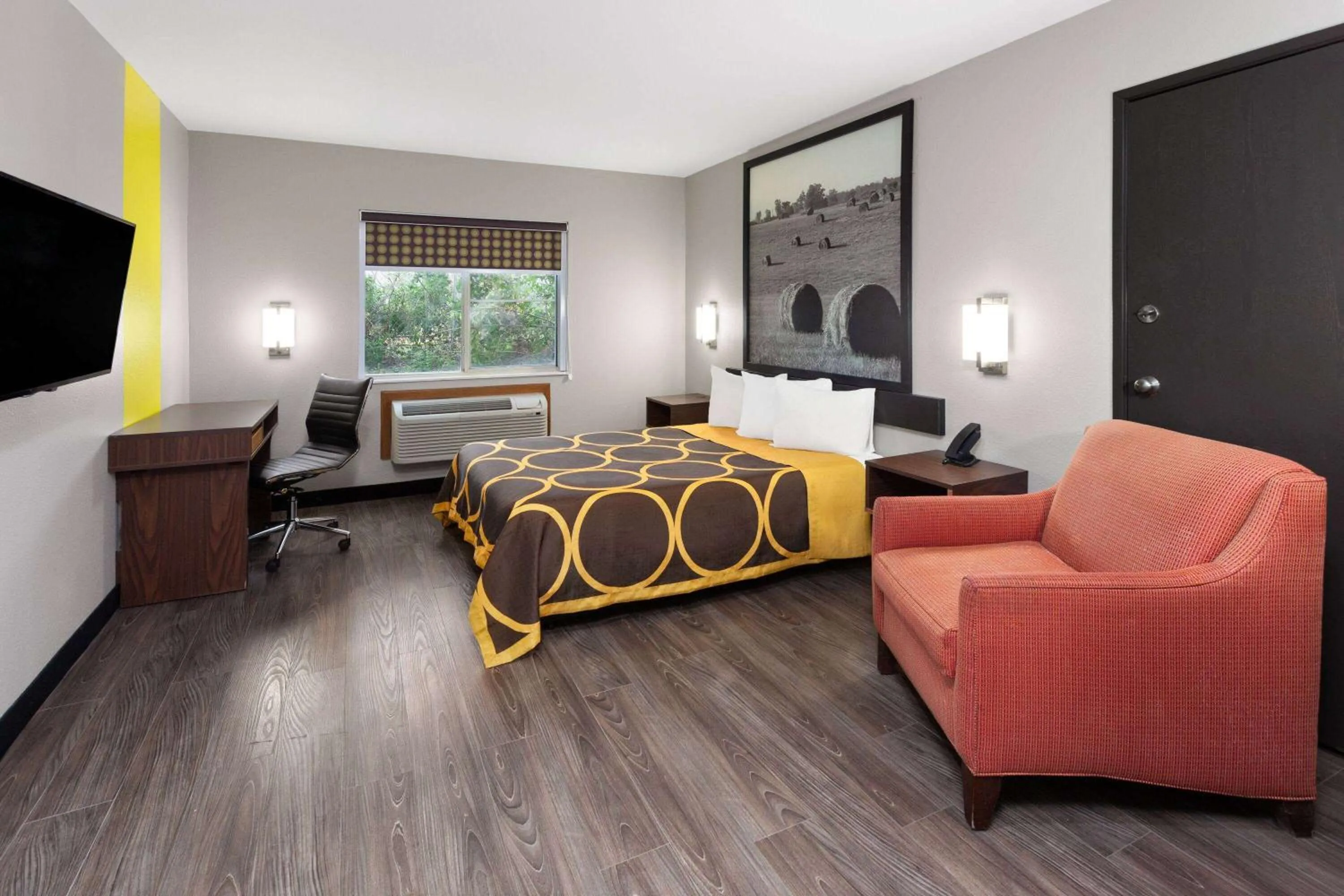 Photo of the whole room, Bed in Super 8 by Wyndham Olney