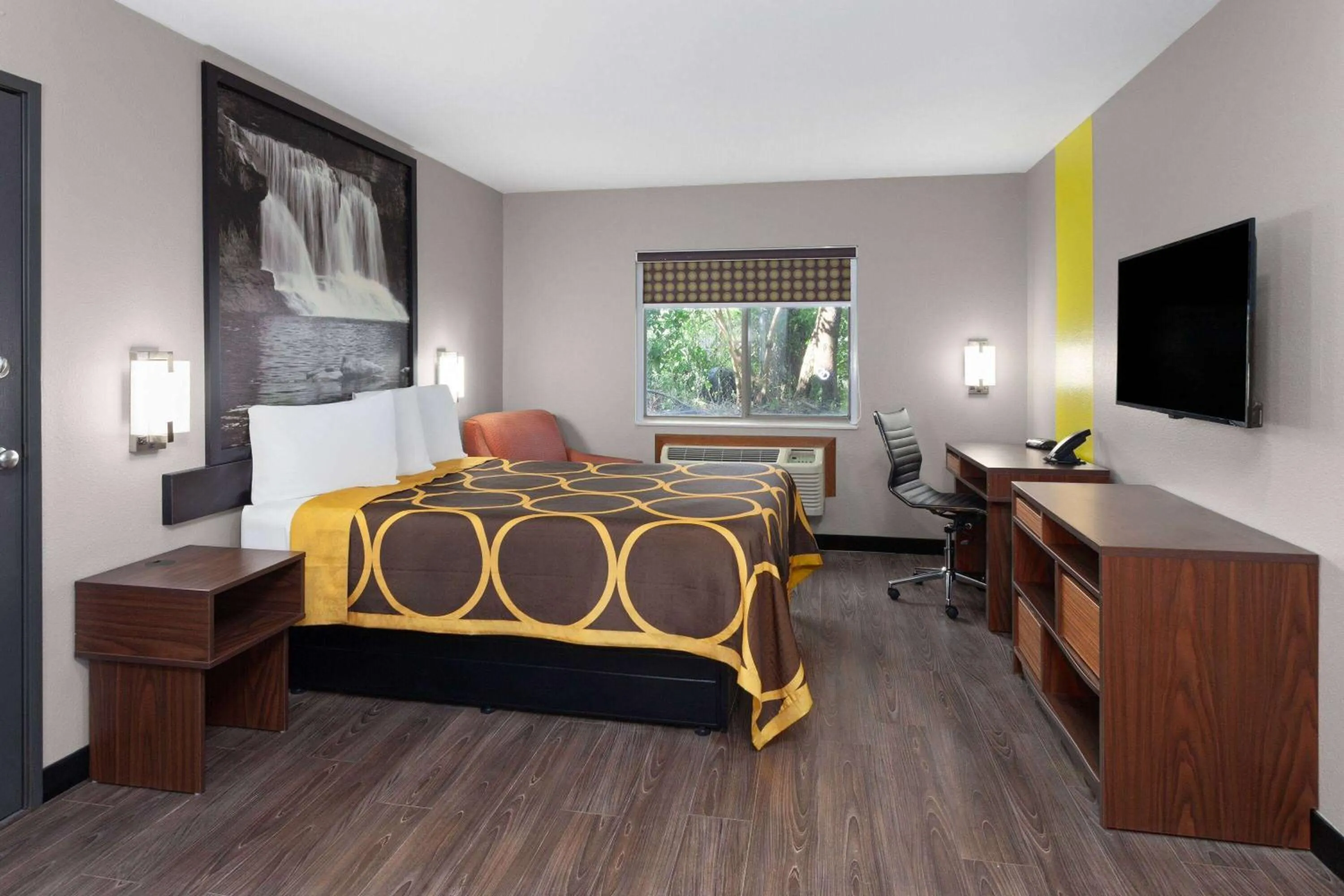 Photo of the whole room, Bed in Super 8 by Wyndham Olney