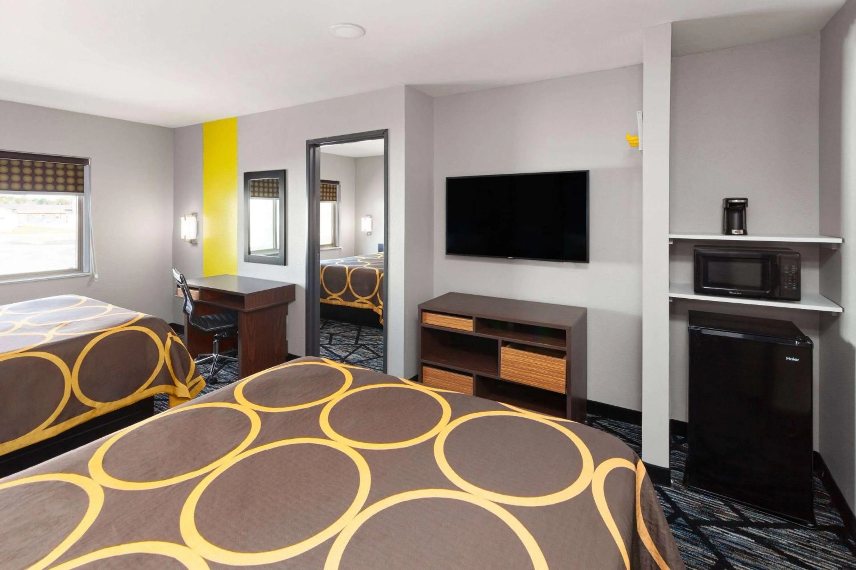 Photo of the whole room, Bed in Super 8 by Wyndham Olney