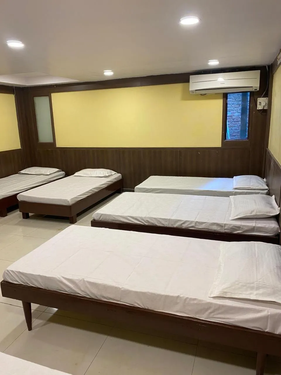 Bed in Hotel Skylark