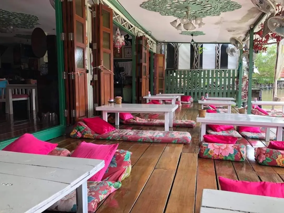 Baanrak amphawa homestay