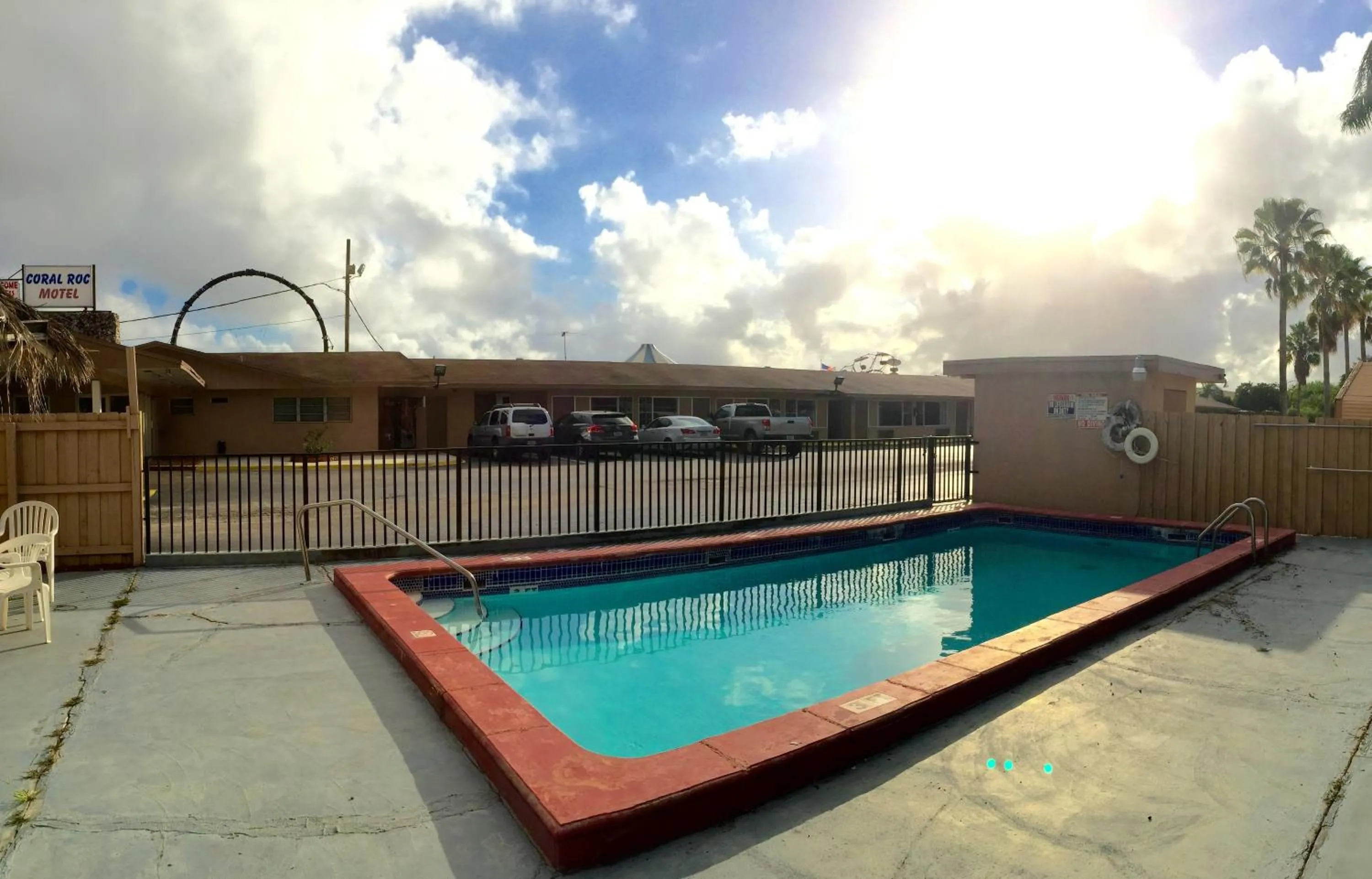 Facade/entrance in Coral Roc Motel