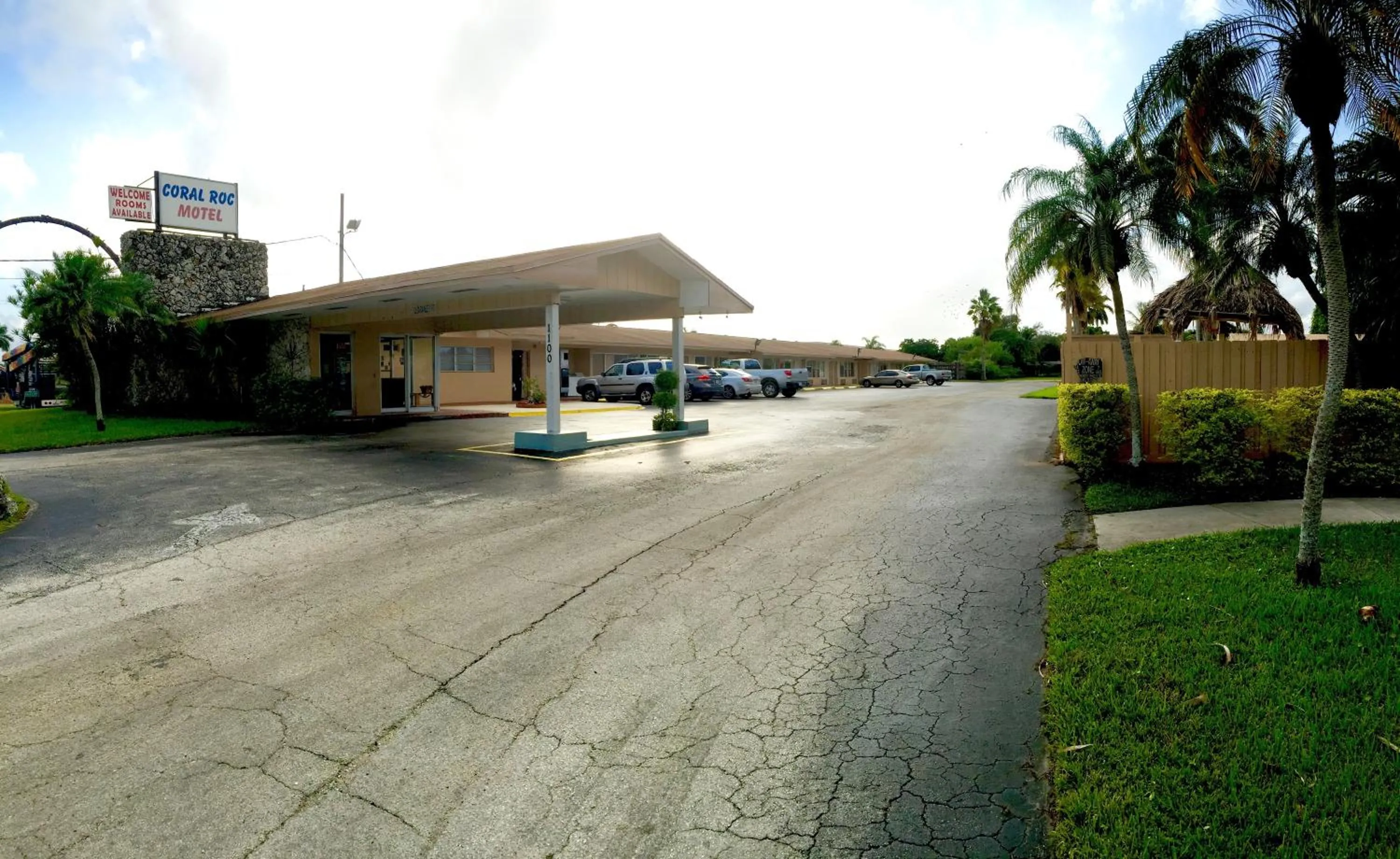 Facade/entrance in Coral Roc Motel