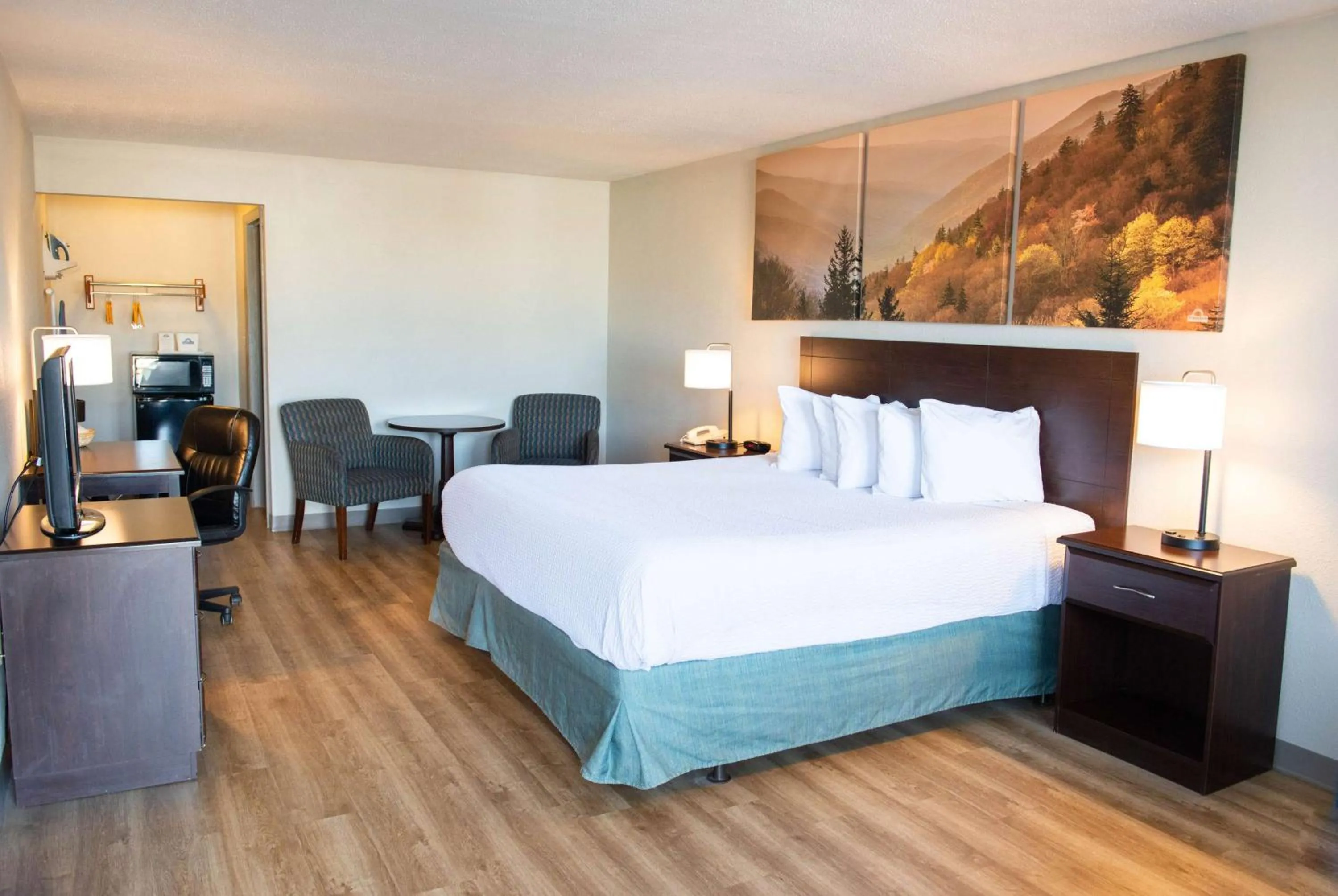 Photo of the whole room, Bed in Days Inn by Wyndham Waynesboro