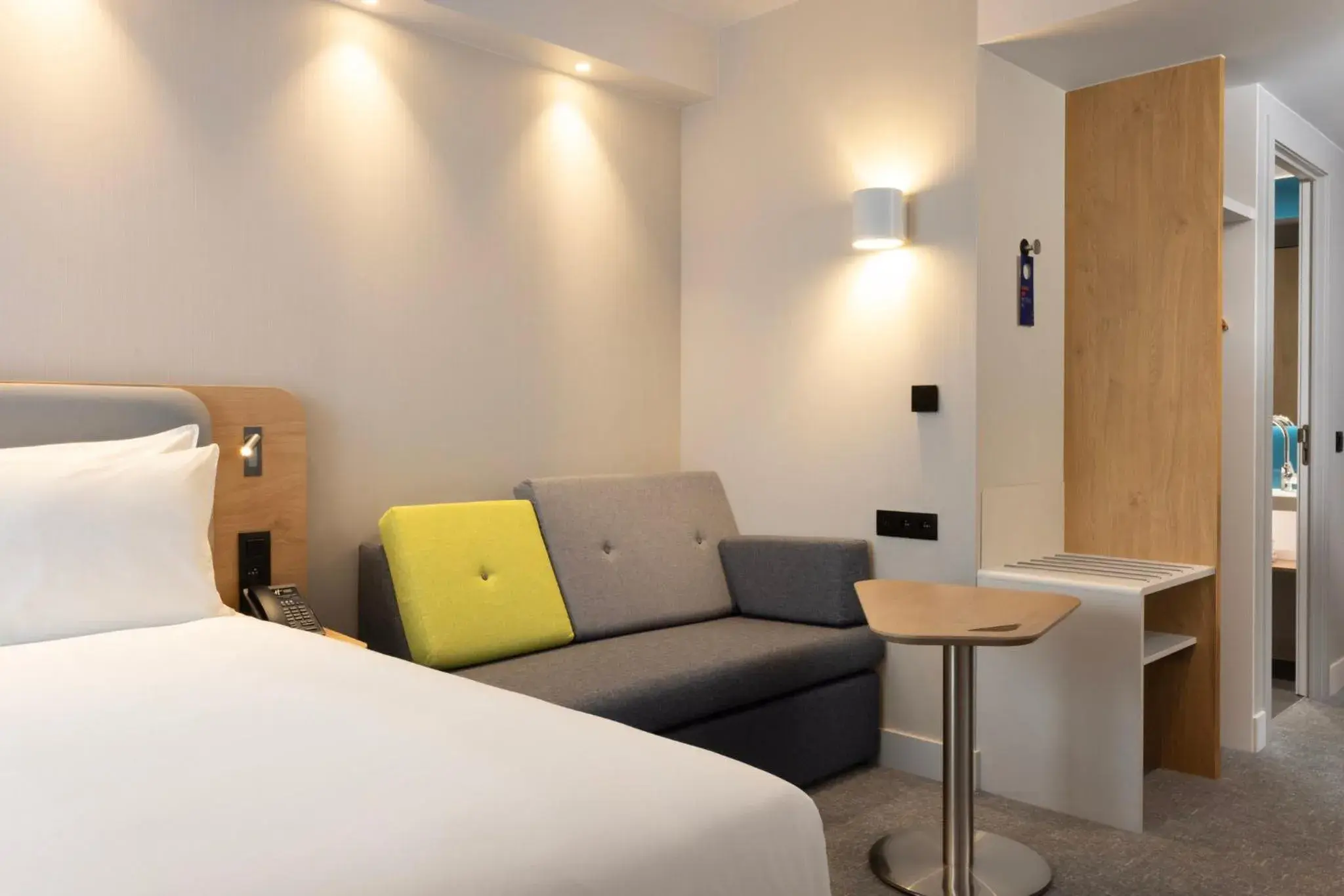 Photo of the whole room, Bed in Holiday Inn Express Brussels - Airport by IHG Photo of the whole room, Bed in Holiday Inn Express Brussels - Airport by IHG