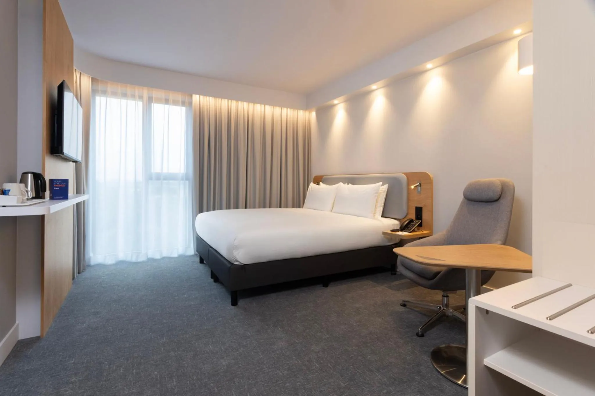Photo of the whole room, Bed in Holiday Inn Express Brussels - Airport by IHG