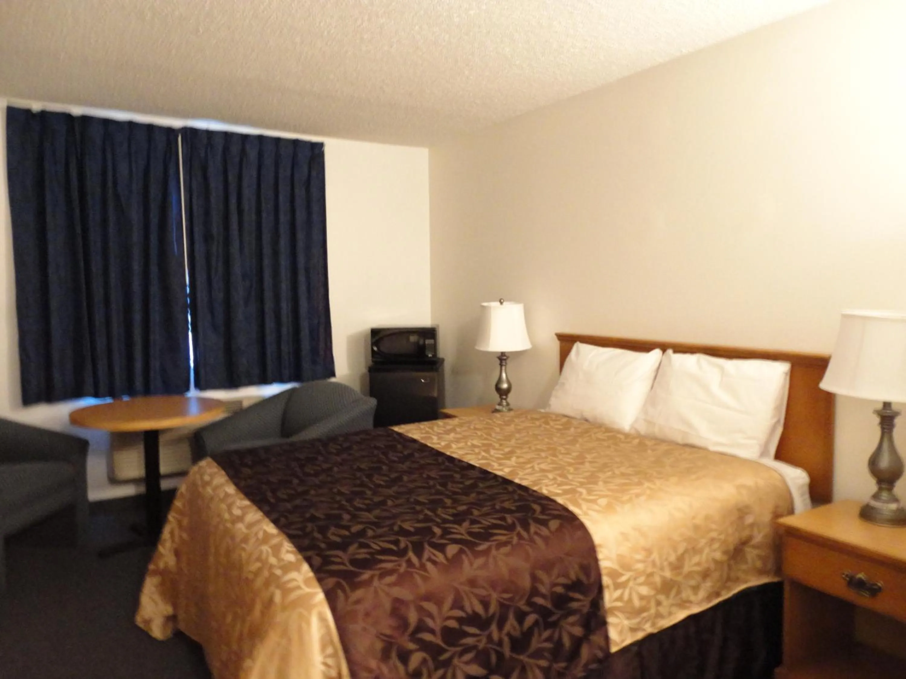 Seating area, Bed in South Hill Motor Inn
