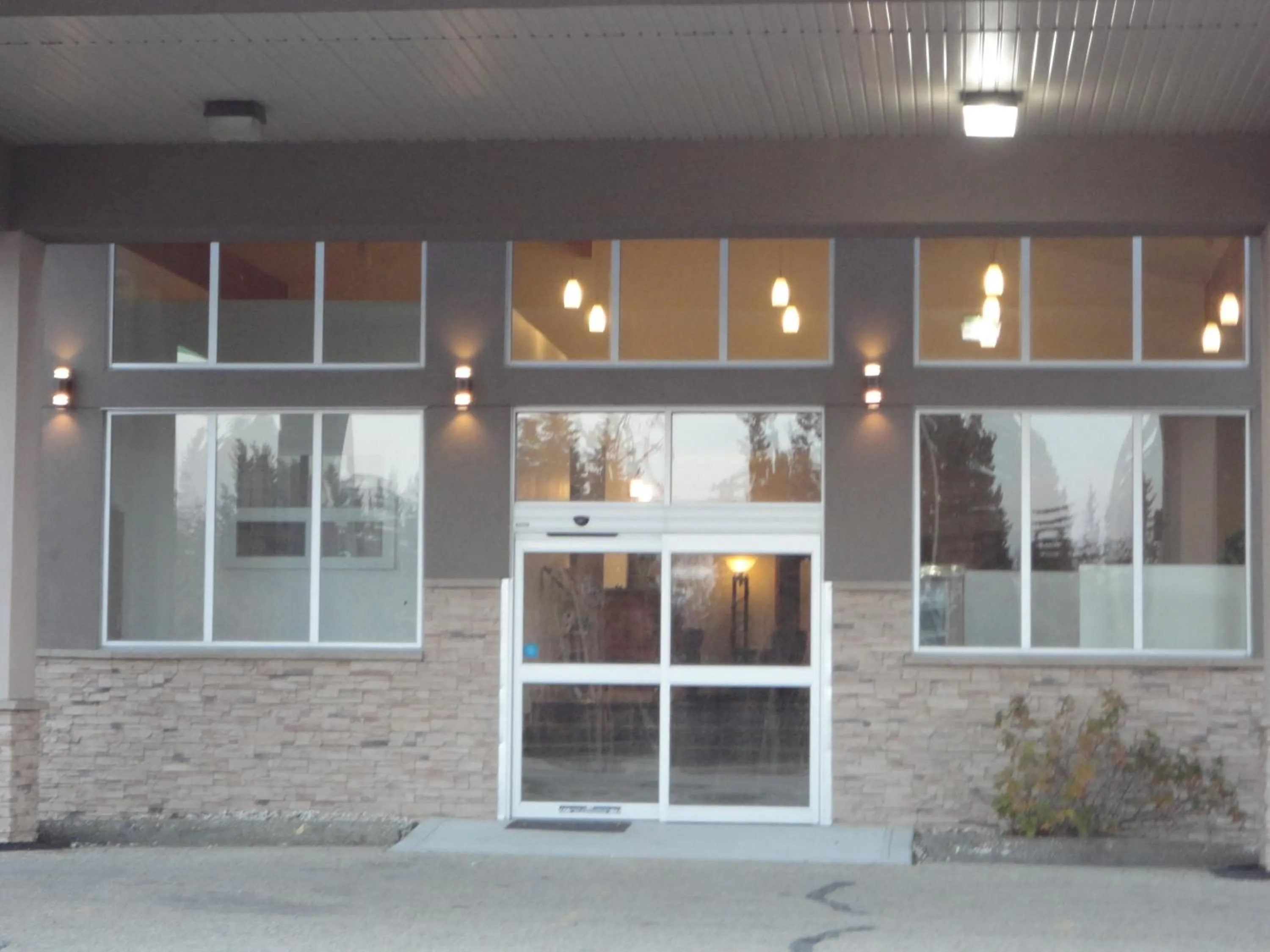 Facade/entrance in South Hill Motor Inn