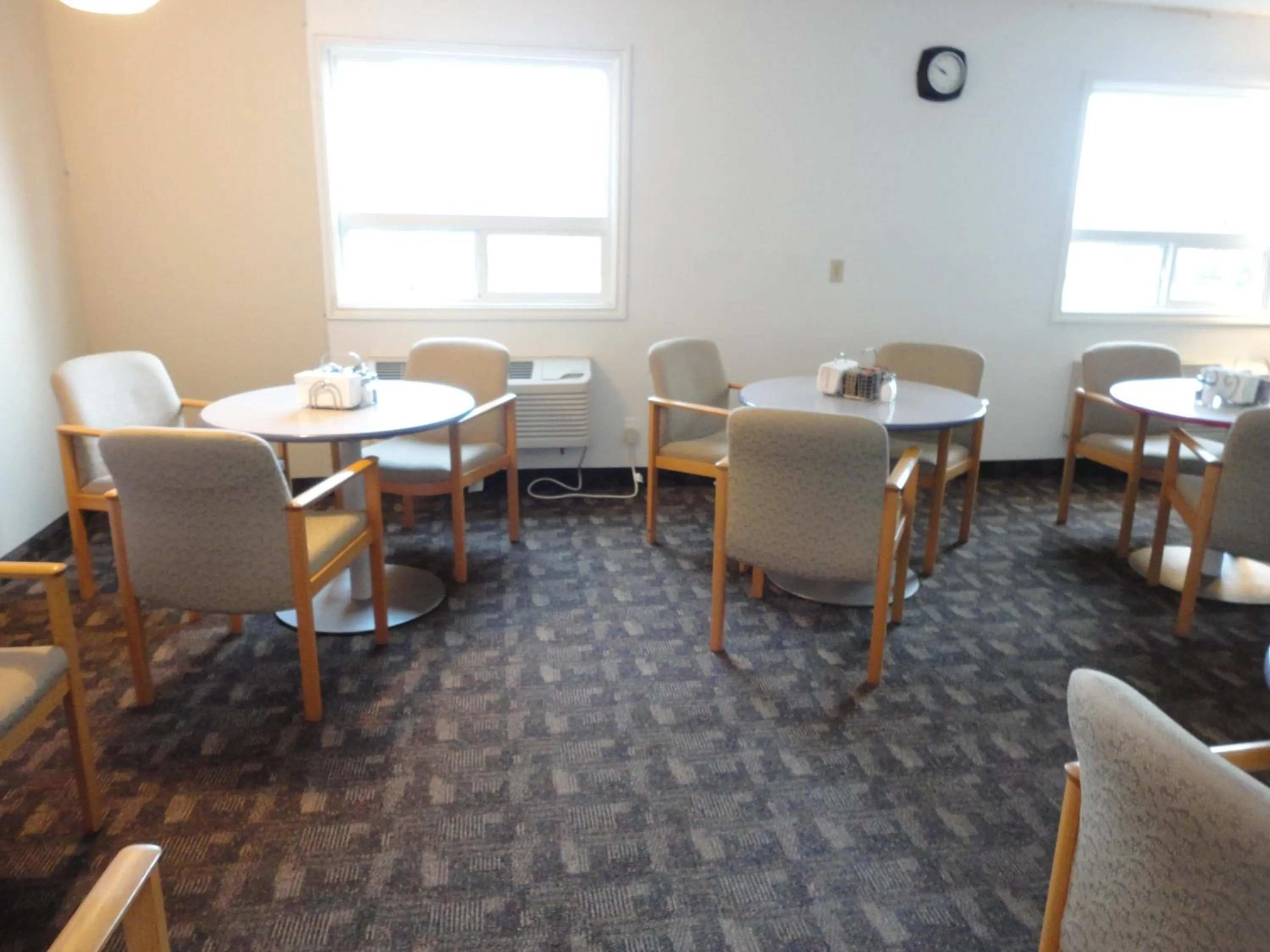 Restaurant/places to eat in South Hill Motor Inn