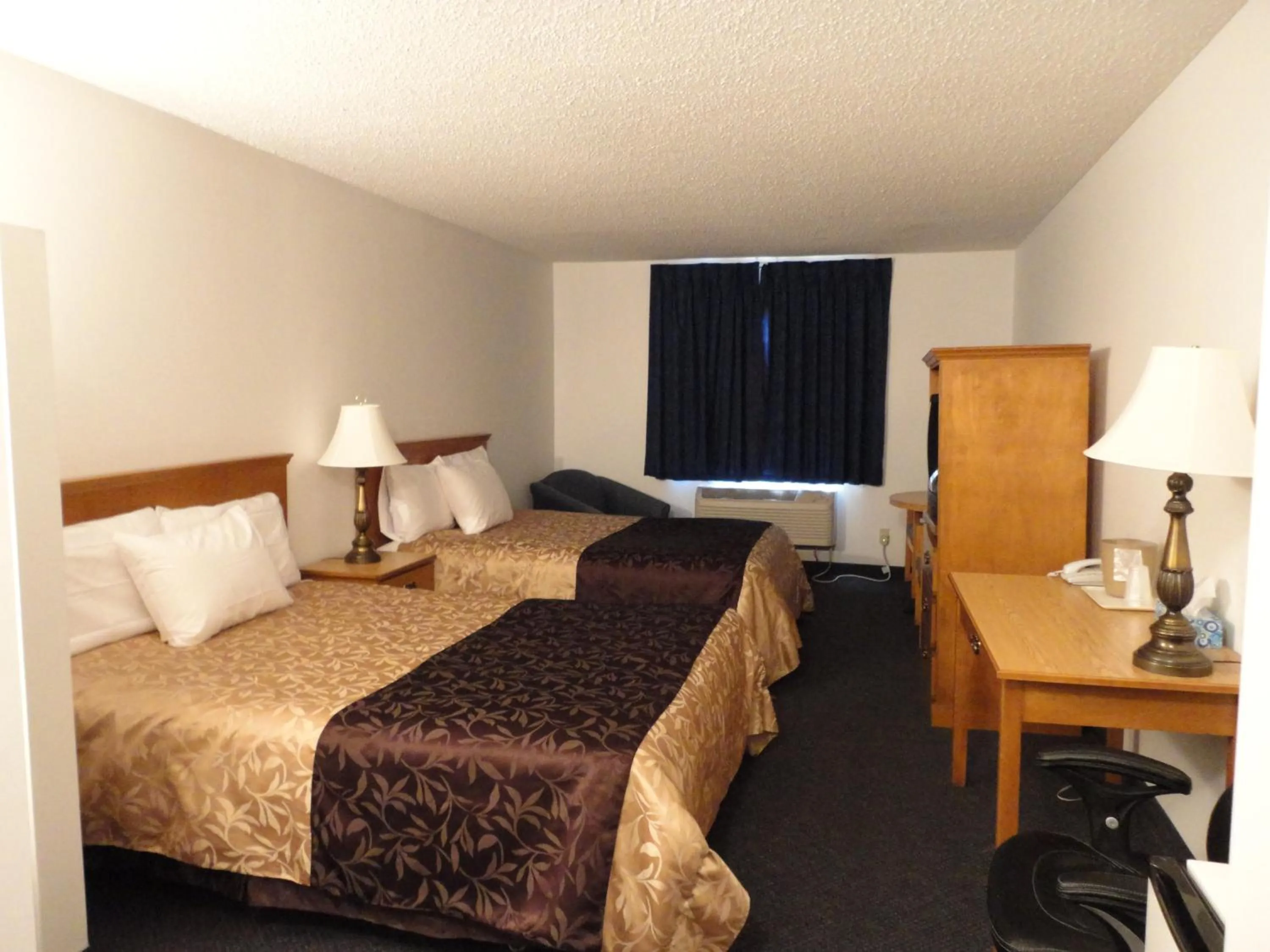 Photo of the whole room, Bed in South Hill Motor Inn