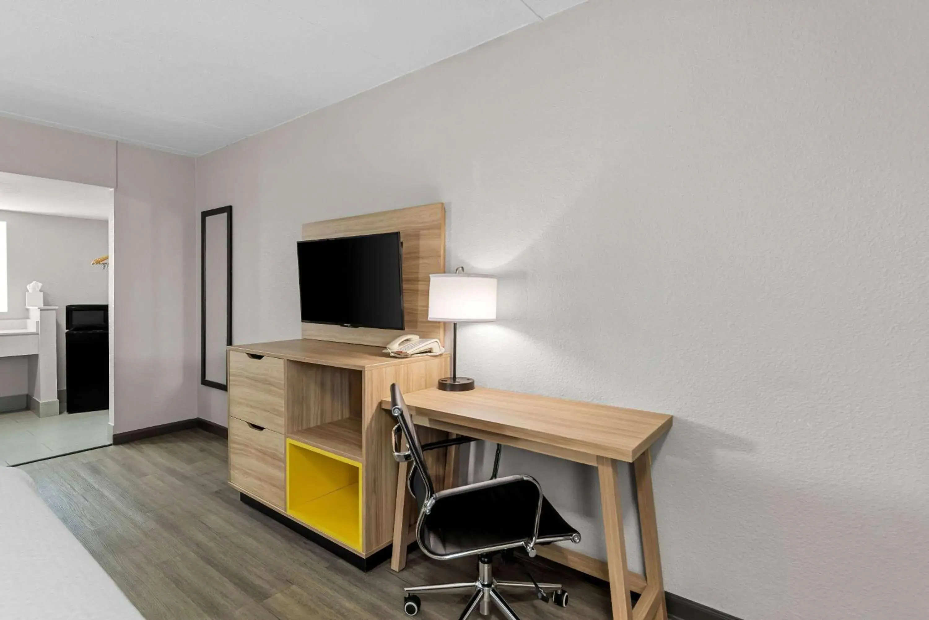 Queen Room with Two Queen Beds - Smoking in Days Inn by Wyndham Gainesville Queen Room with Two Queen Beds - Smoking in Days Inn by Wyndham Gainesville