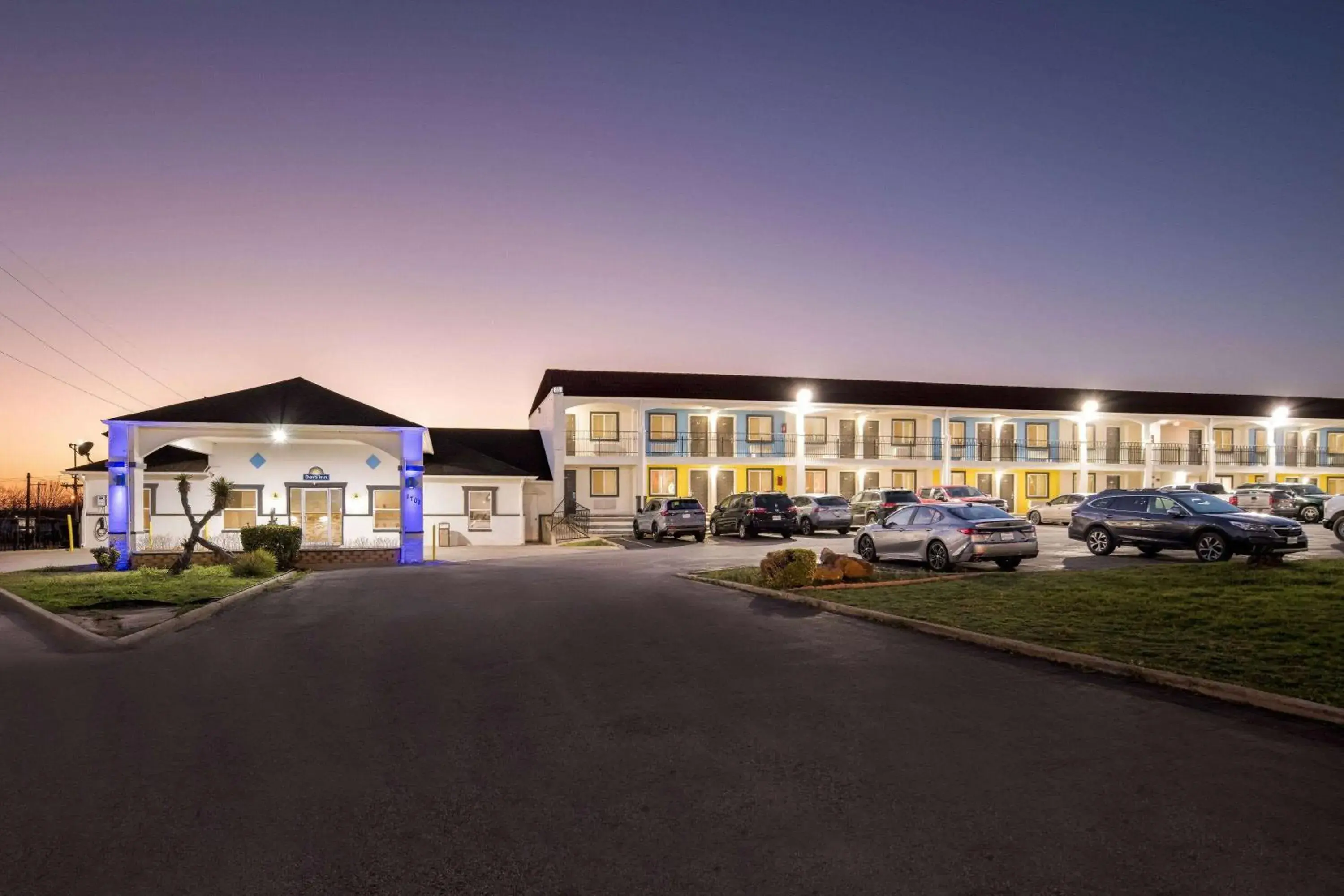 Property building in Days Inn by Wyndham Gainesville Property building in Days Inn by Wyndham Gainesville