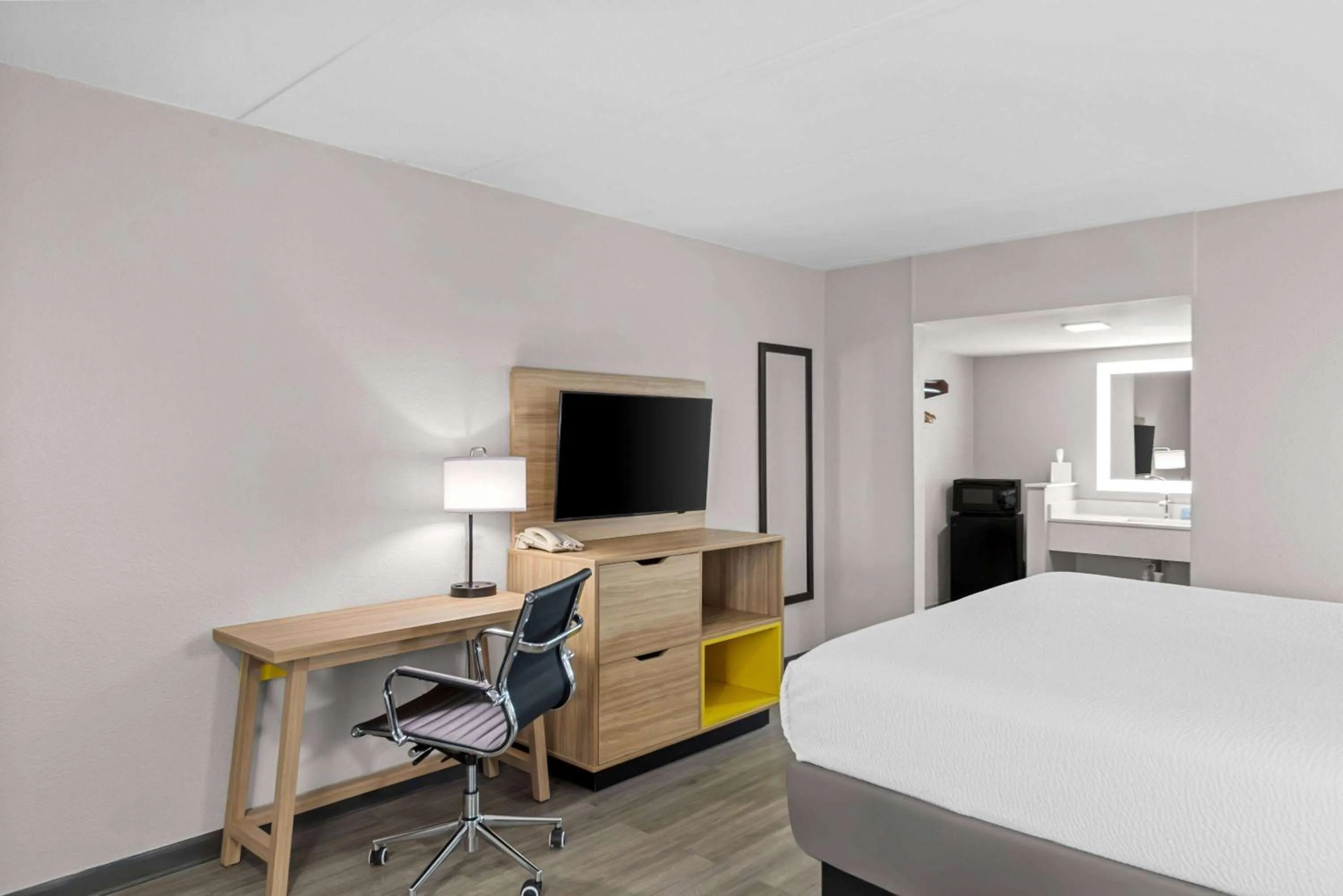 Bed in Days Inn by Wyndham Gainesville