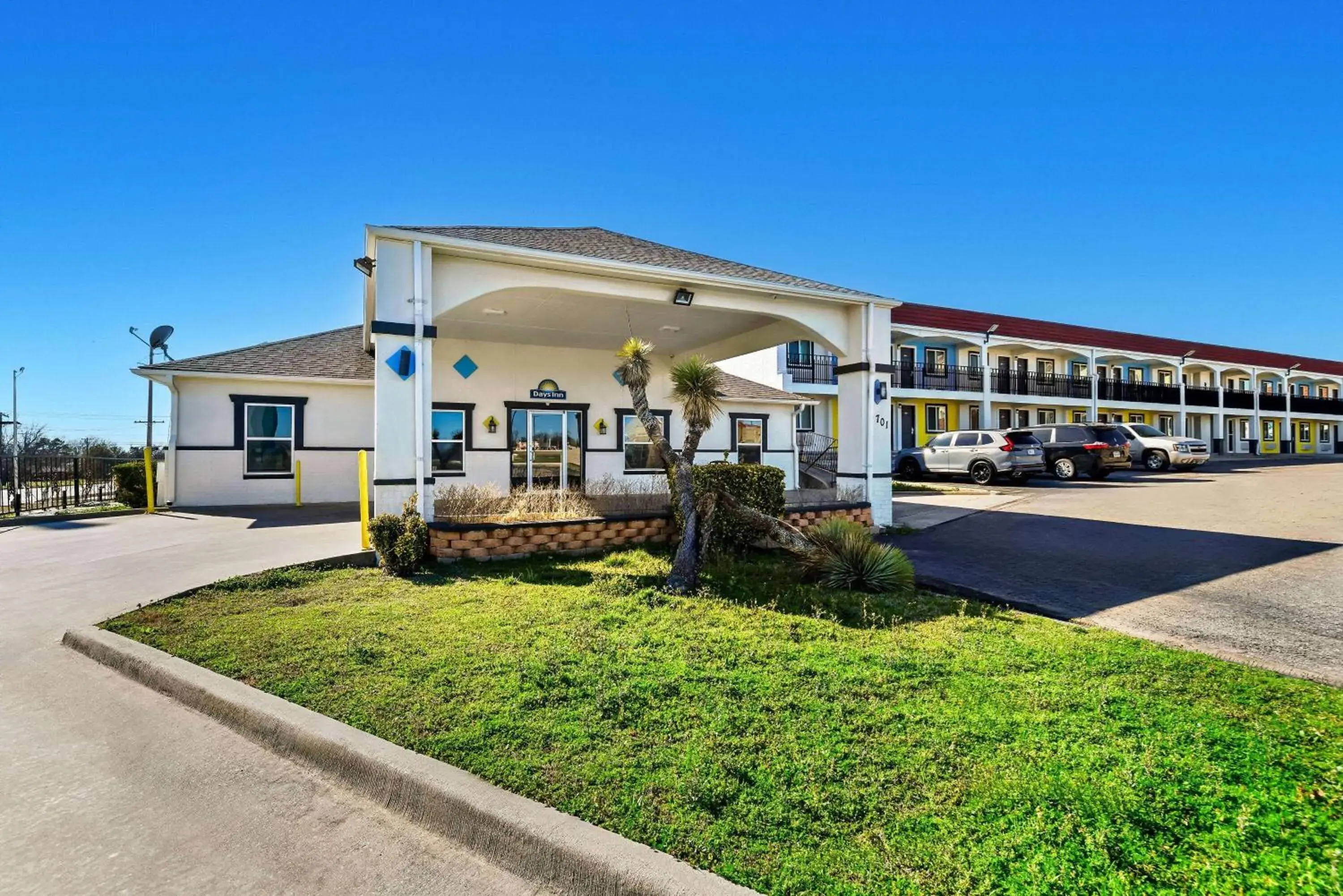 Property building in Days Inn by Wyndham Gainesville Property building in Days Inn by Wyndham Gainesville