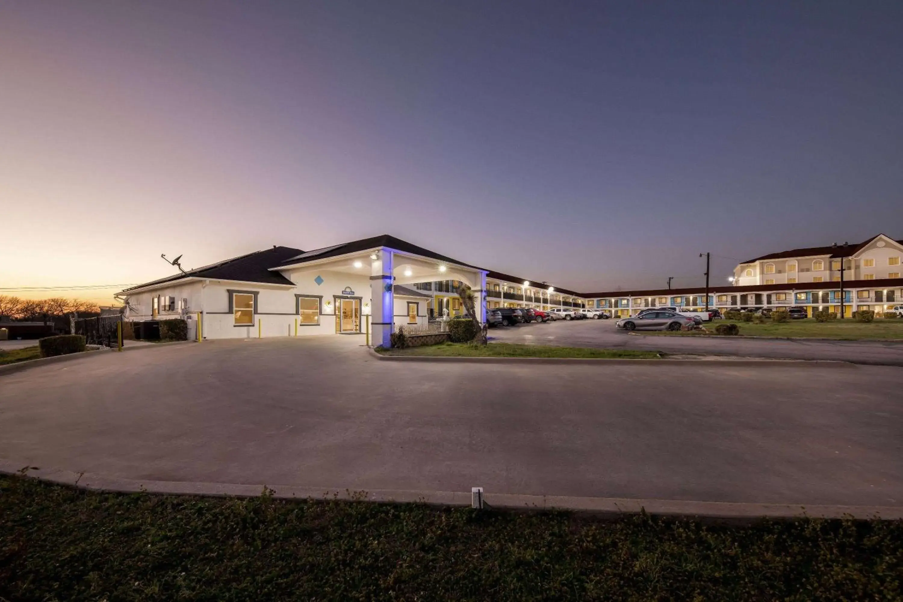 Property building in Days Inn by Wyndham Gainesville Property building in Days Inn by Wyndham Gainesville