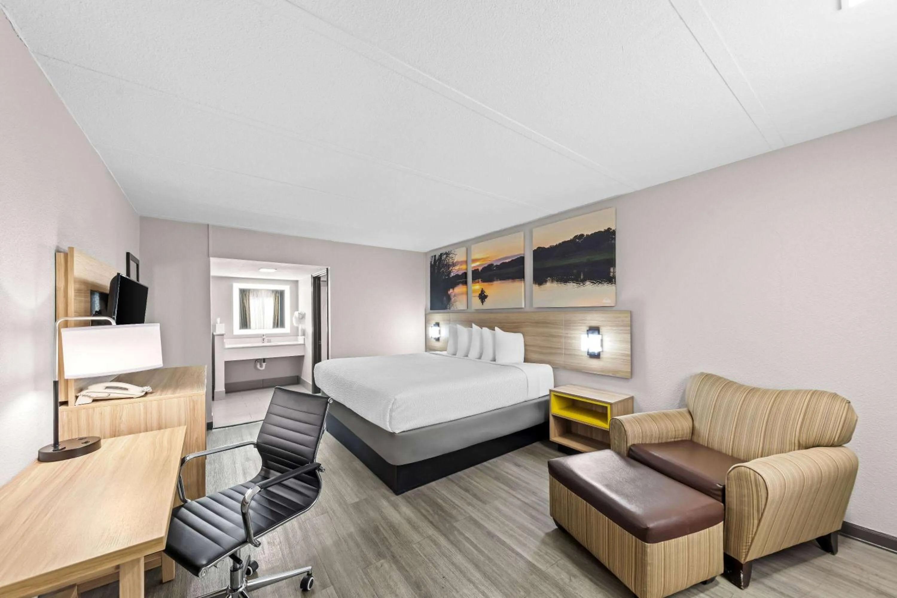 Bed in Days Inn by Wyndham Gainesville