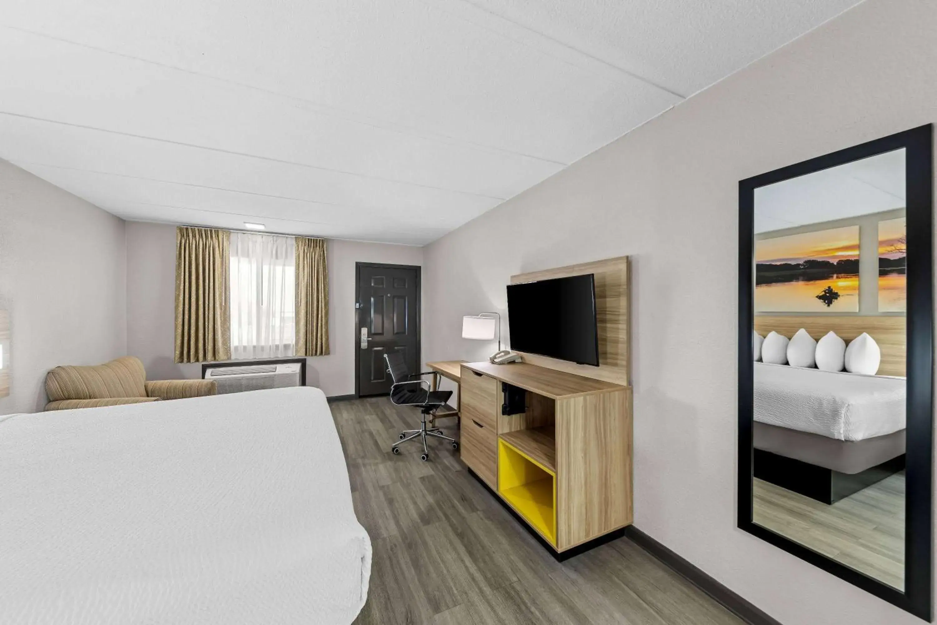 Standard King Room - Smoking in Days Inn by Wyndham Gainesville Standard King Room - Smoking in Days Inn by Wyndham Gainesville