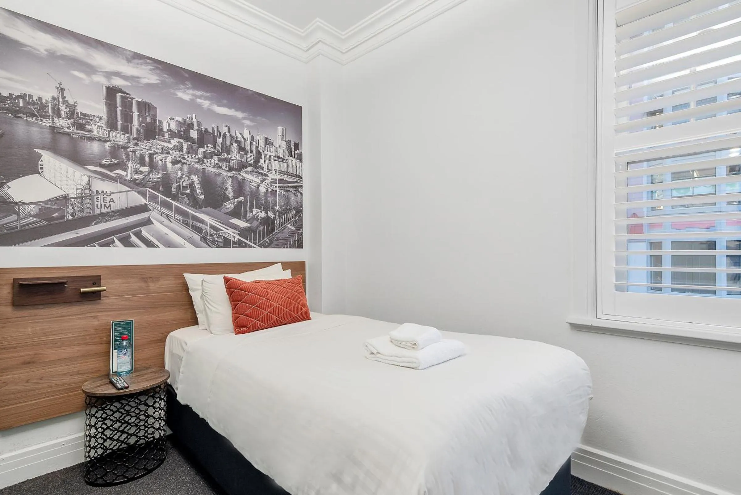 Photo of the whole room, Bed in Criterion Hotel Sydney