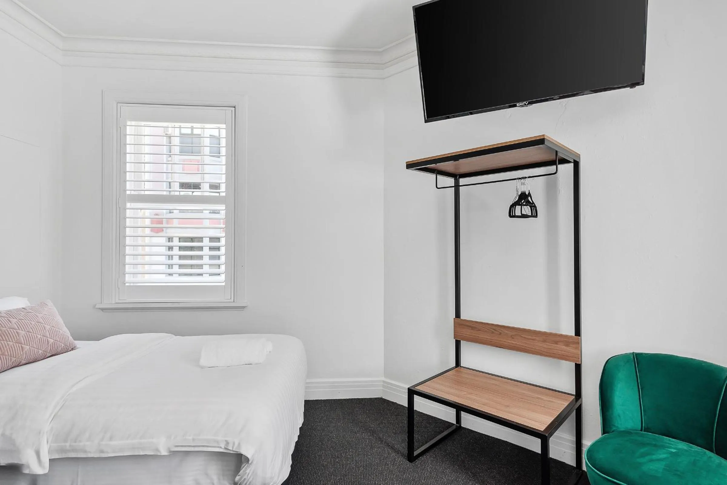 Photo of the whole room, Bed in Criterion Hotel Sydney