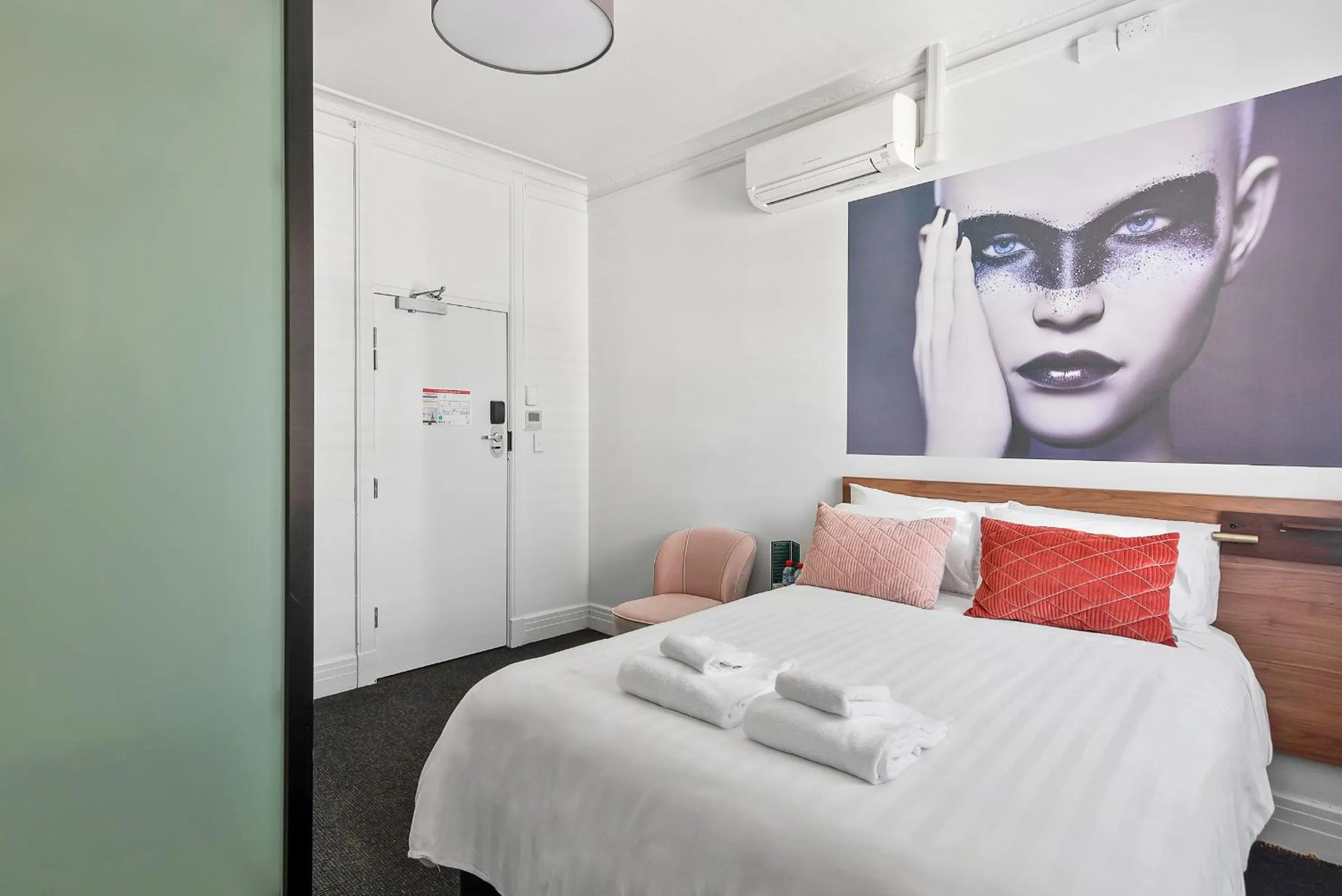Photo of the whole room, Bed in Criterion Hotel Sydney