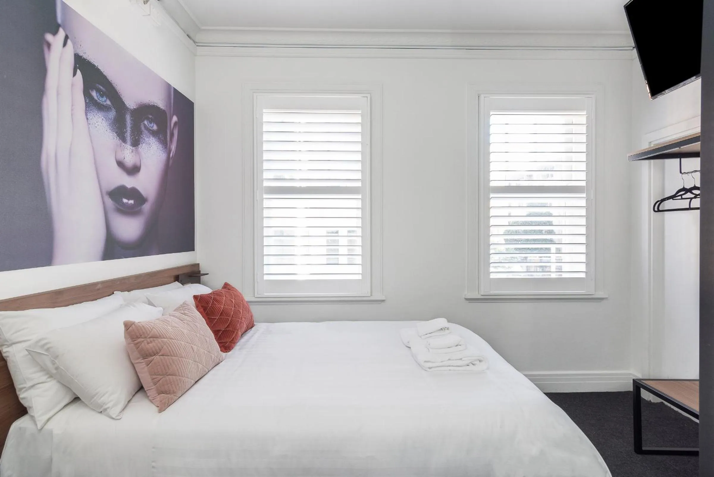 Photo of the whole room, Bed in Criterion Hotel Sydney