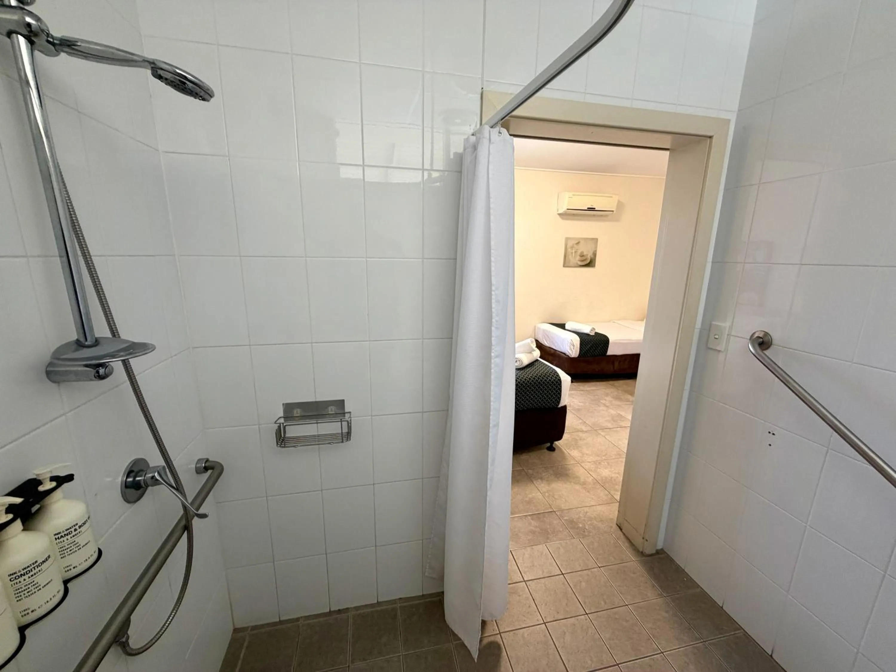 Shower in Ashwood Motel