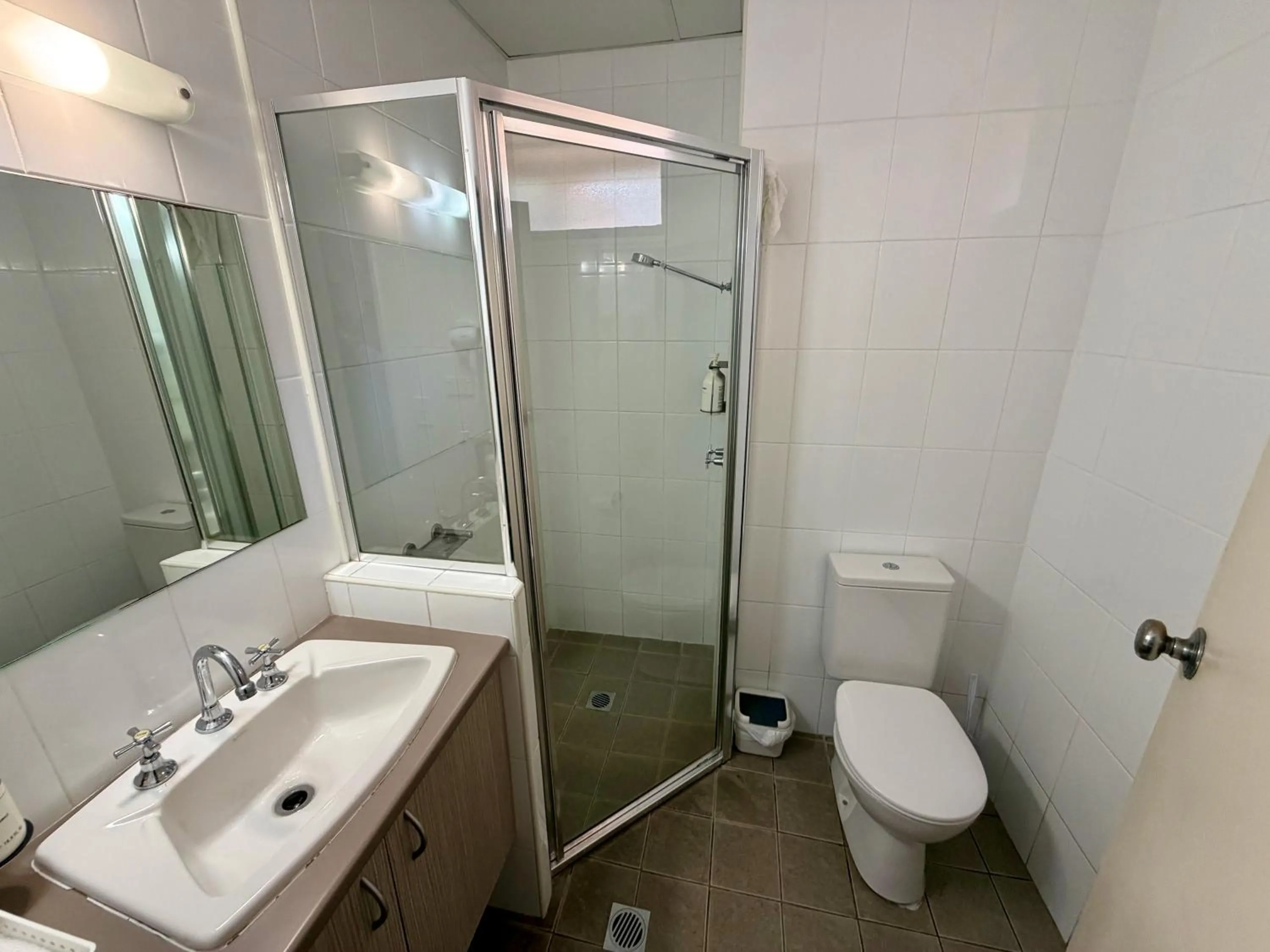 Shower in Ashwood Motel