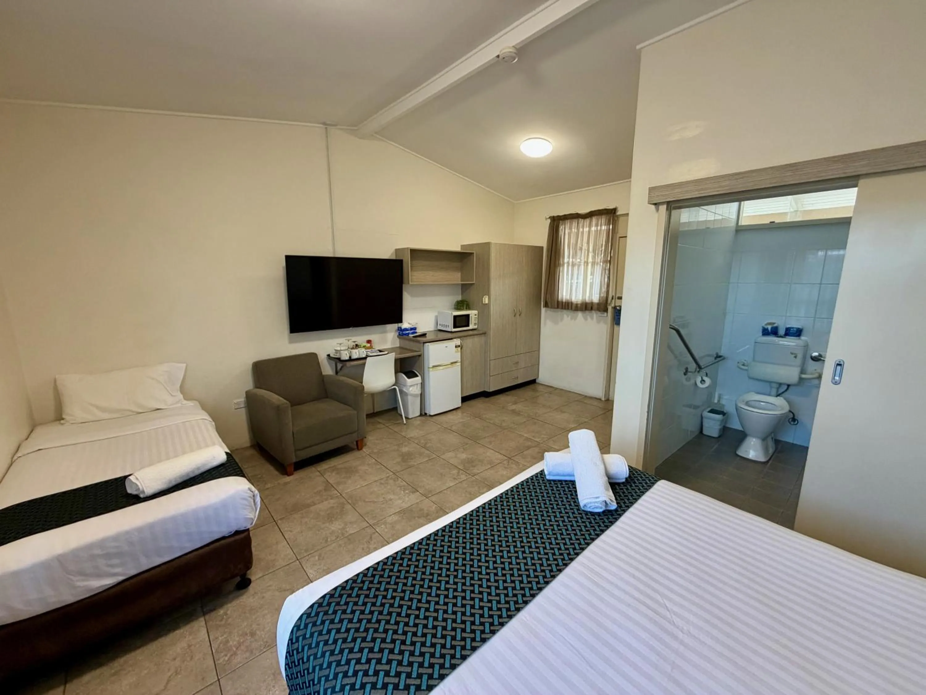 Toilet, Bed in Ashwood Motel