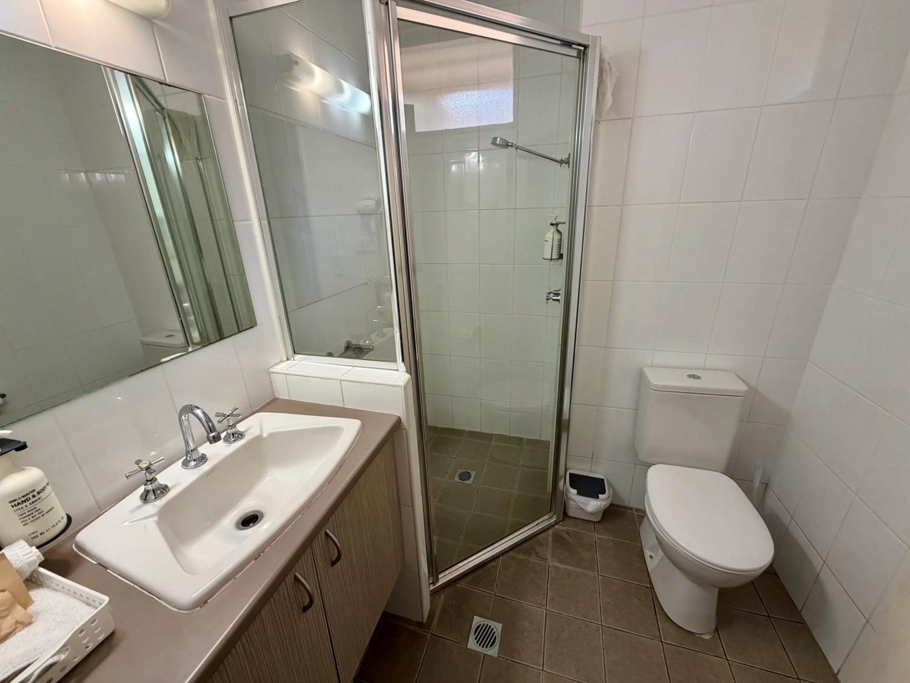 Shower in Ashwood Motel