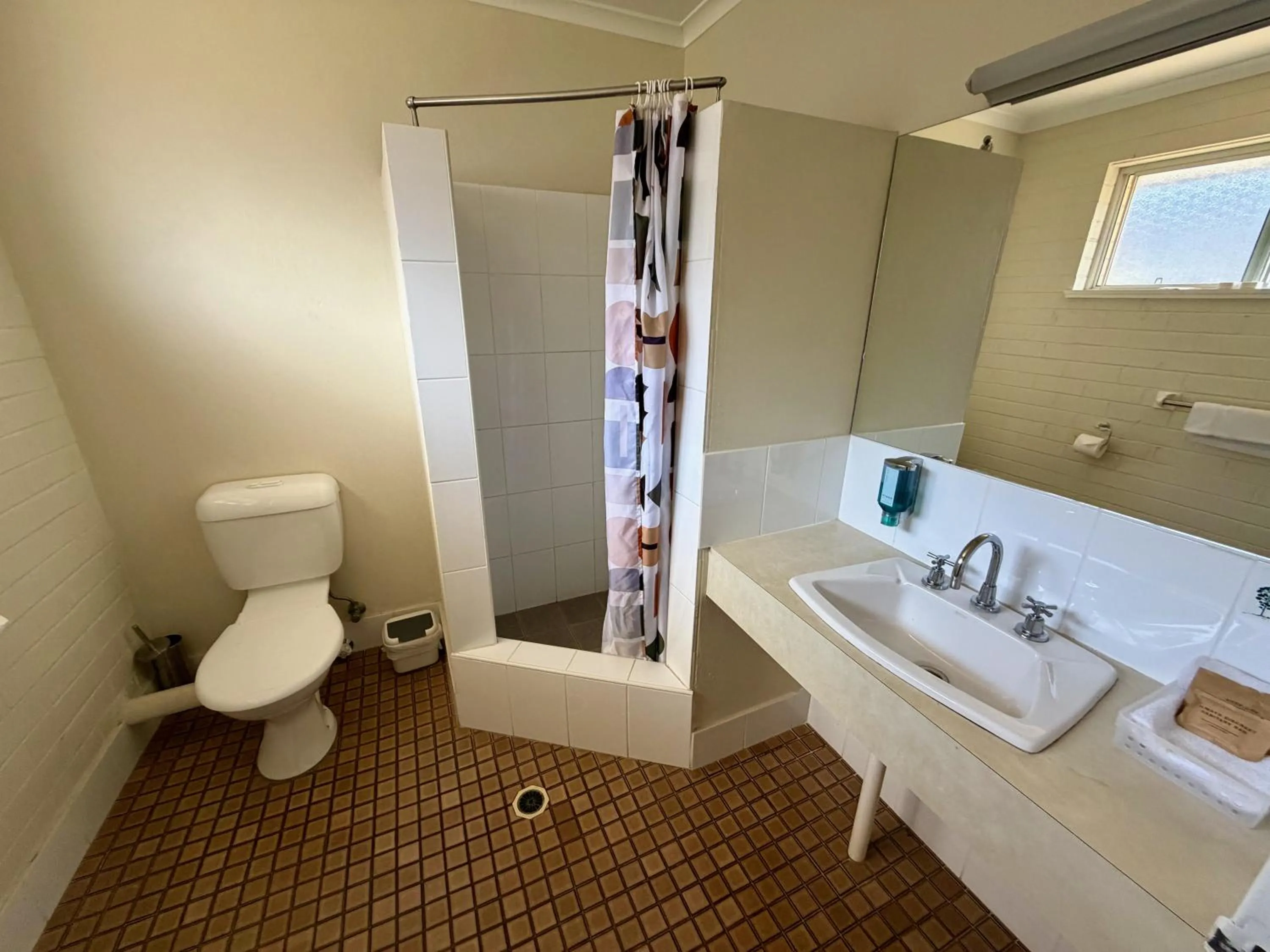 Shower in Ashwood Motel