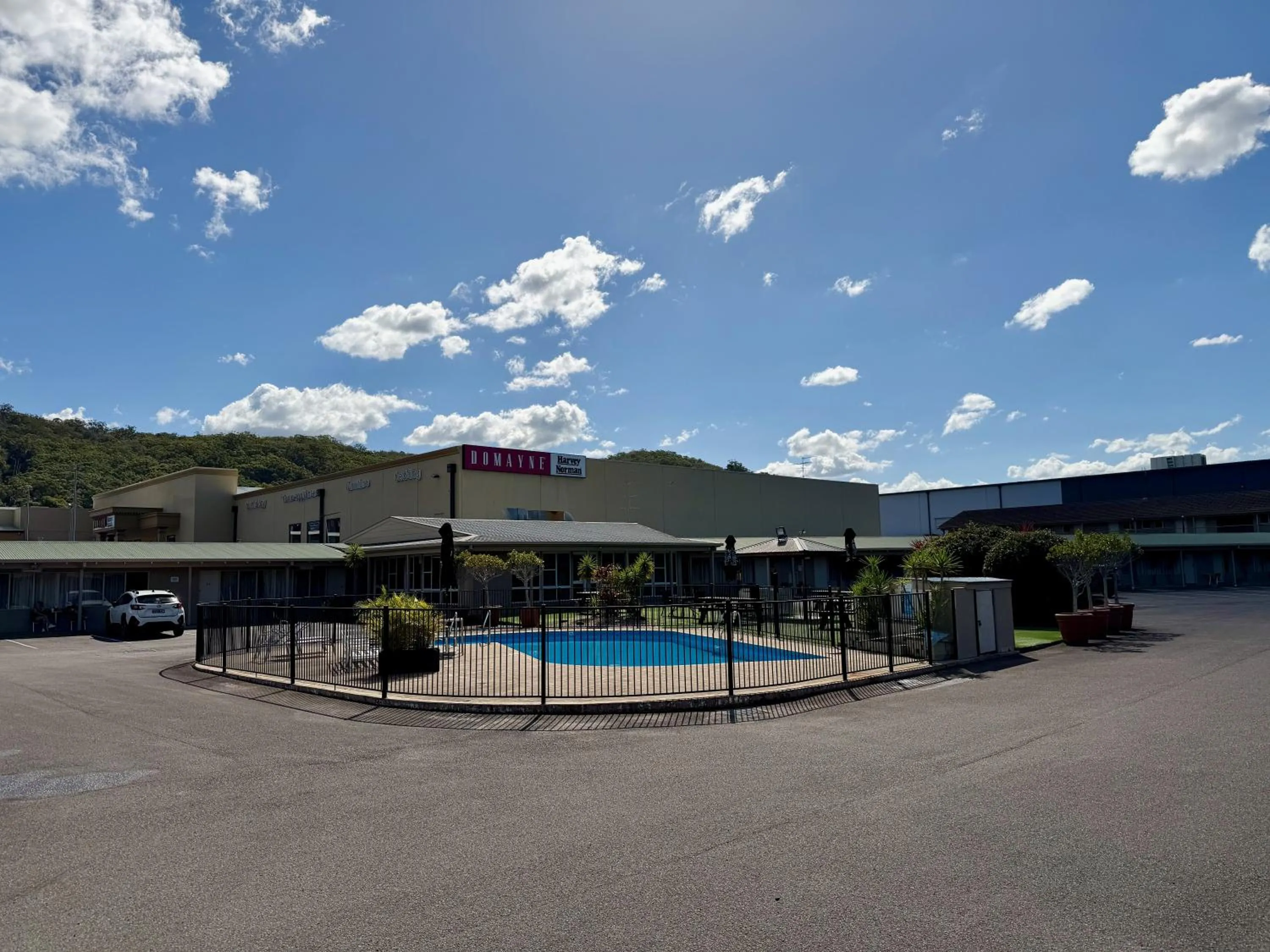 Swimming pool in Ashwood Motel