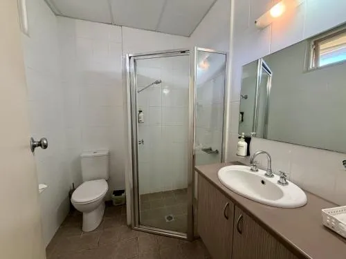 Shower in Ashwood Motel