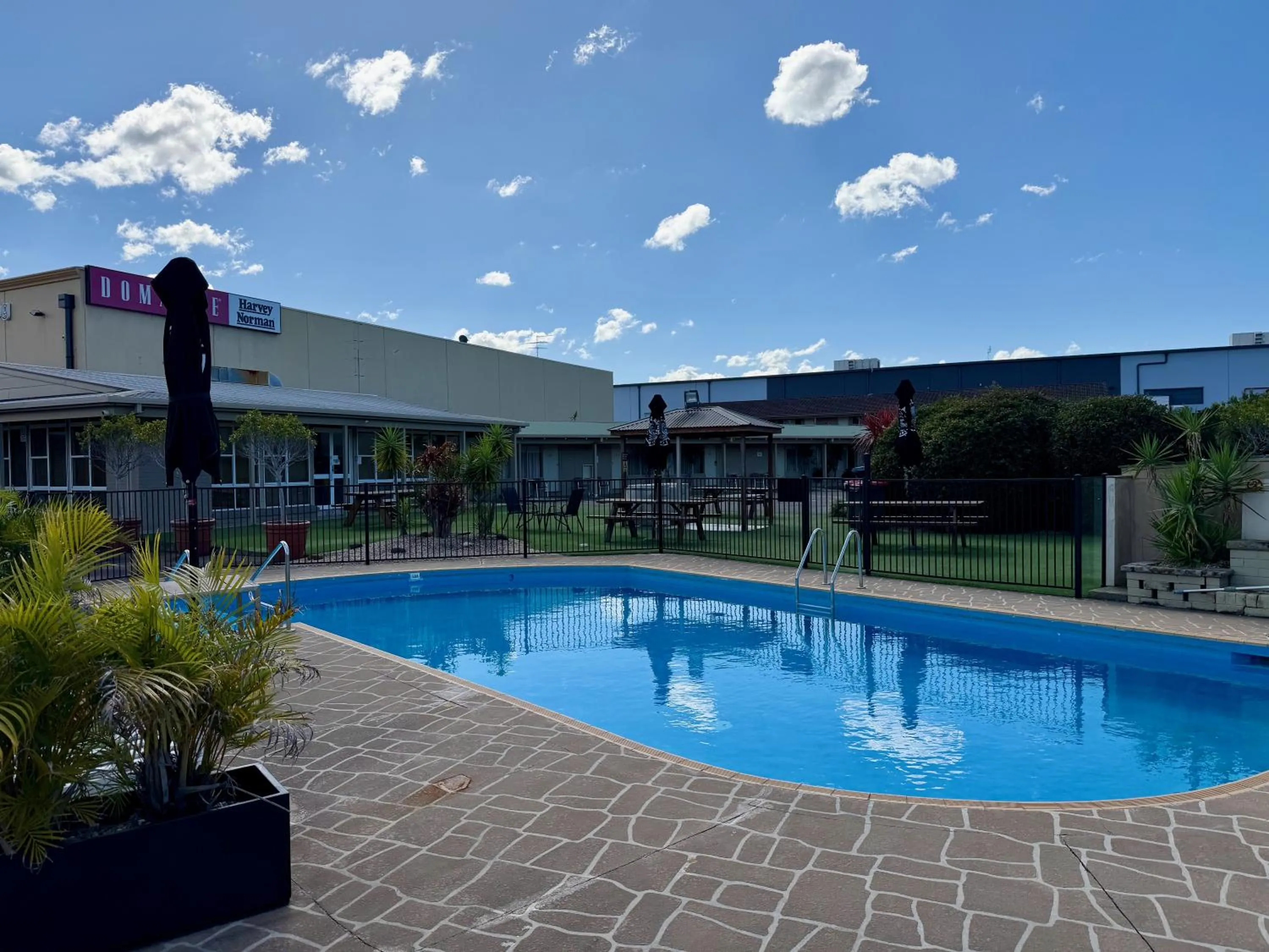Swimming pool in Ashwood Motel